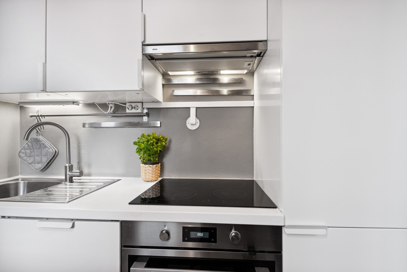 Med stue og kjøkken i delvis åpen løsning kan samtalen flyte fritt selv under middagsforberedelsene og her er det bare å glede seg til sene kvelder med venner og familie! Galleribilde