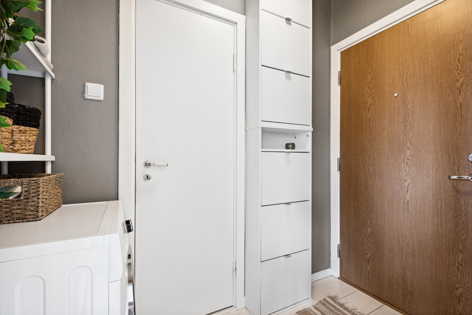 Leiligheten har adkomst via felles heis og trappeoppgang. Herfra kommer man inn i boligens entré, med god plass til å henge fra seg yttertøy og sette fra seg sko. Galleribilde