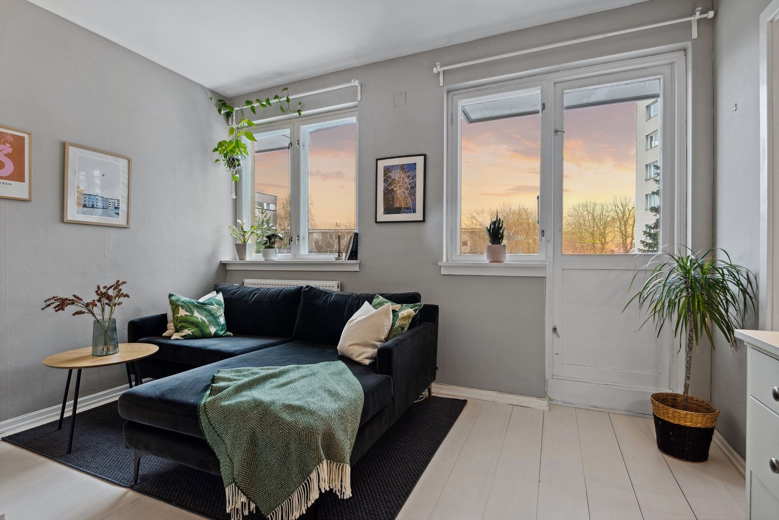 Med sin gode interbeliggenhet i bygget har man hyggelig utsyn, og de store vindusflatene sørger for rikelig med naturlig lys. Galleribilde