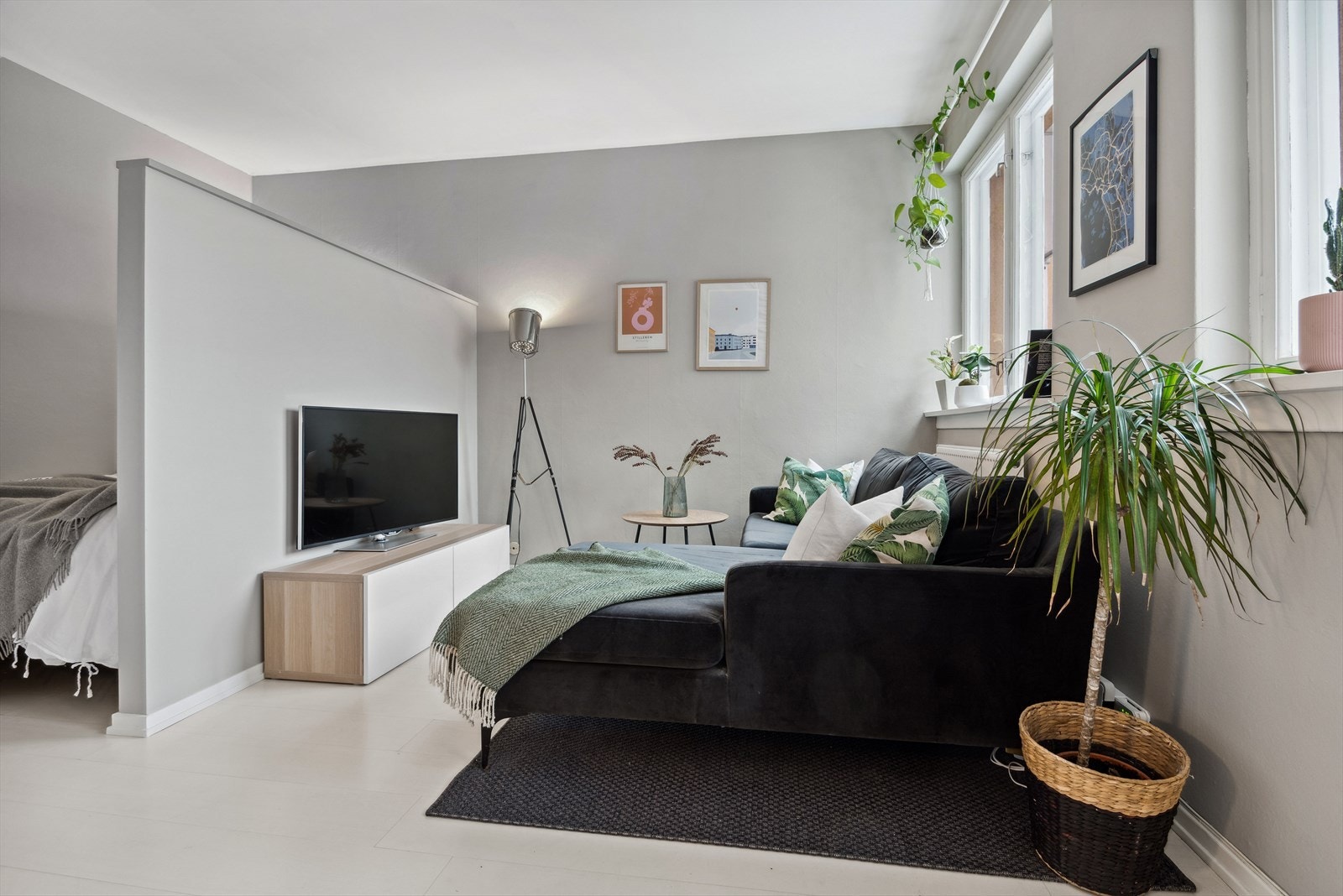 Rommet har rene, lyse veggflater og kan enkelt møbleres med sofaseksjon med tilhørende møblement. Galleribilde