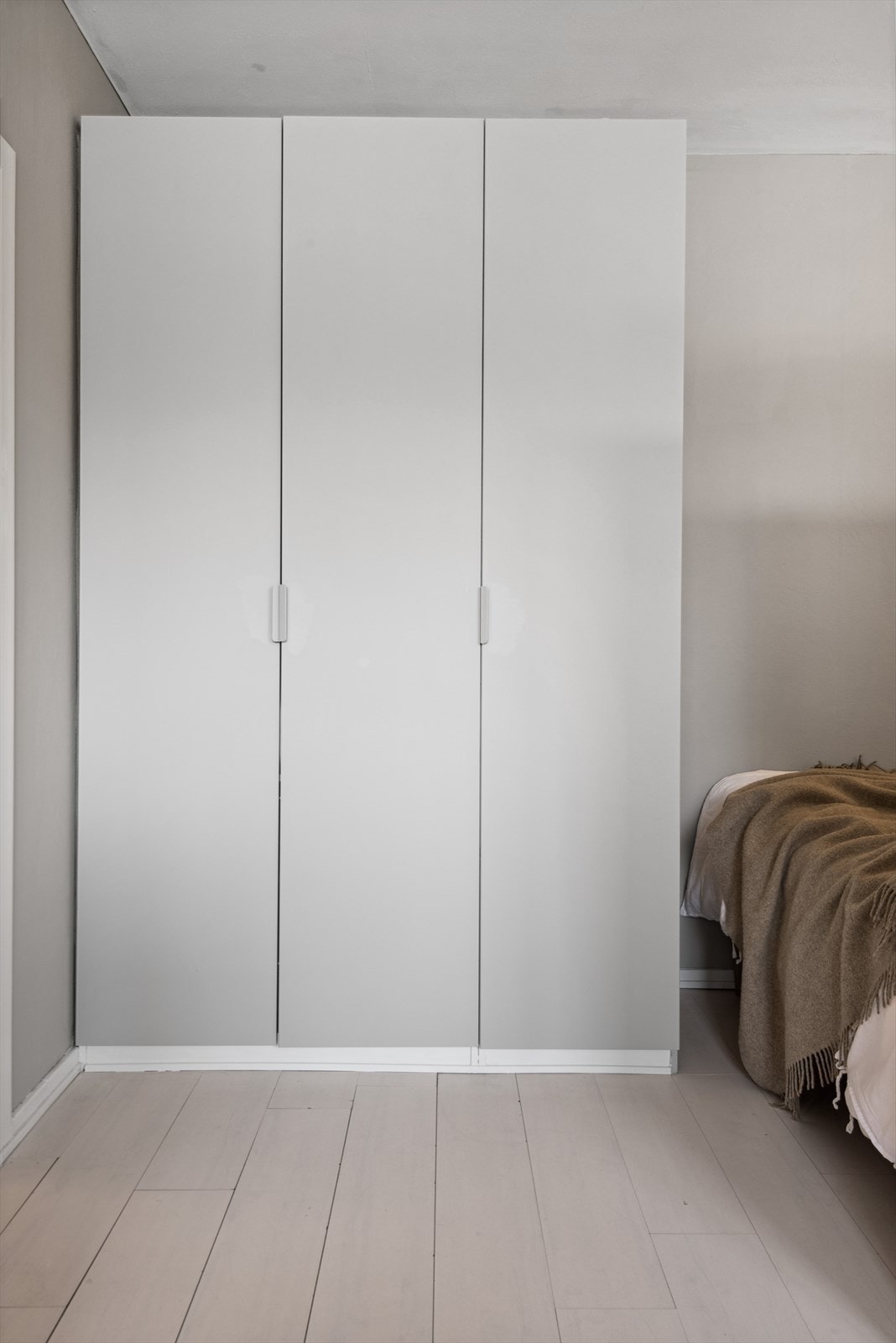 Ved alkoven er det gode oppbevaringsmuligheter i stort garderobeskap. Galleribilde