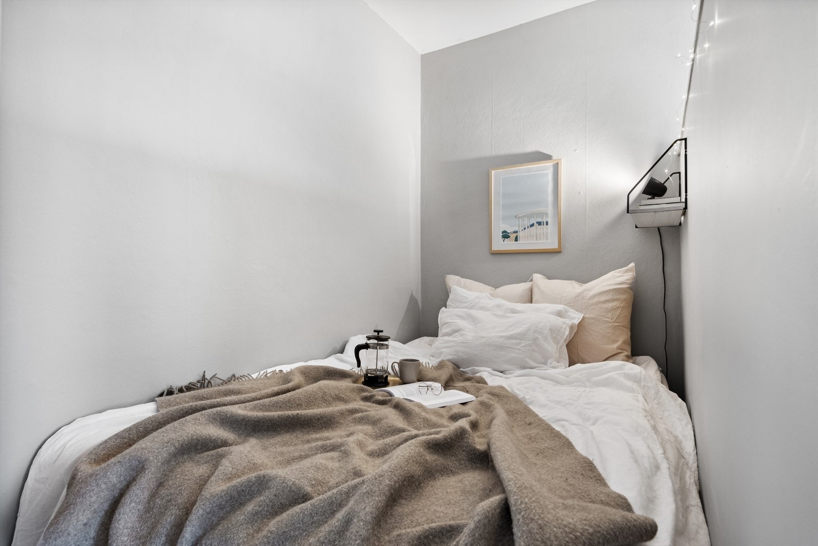 Her får du plass til en seng av god størrelse, samt muligheter vegghengt møblement. Galleribilde