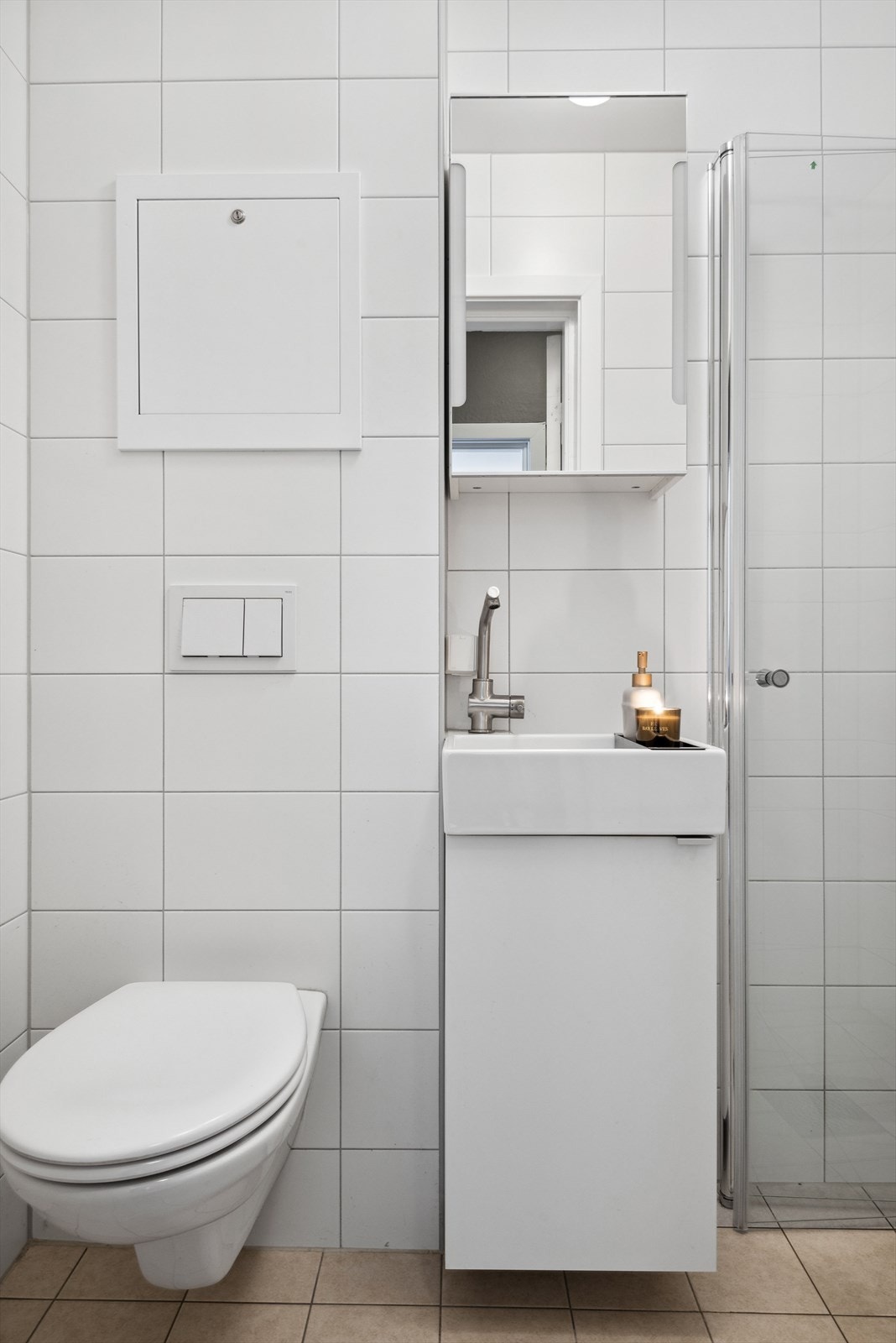 Det er også varmekabler på badet, noe som gir rommet en behagelig atmosfære. Galleribilde