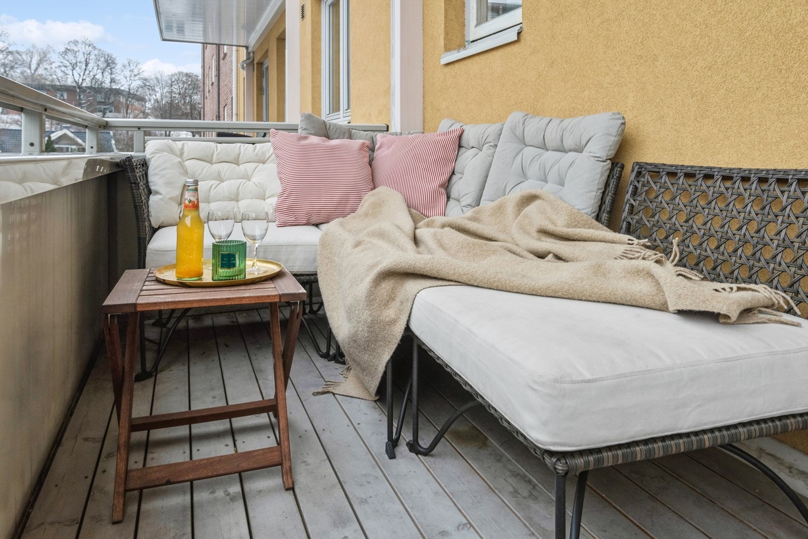 God plass til en hyggelig lounge og på sommerstid fungerer balkongen som en utvidelse av stuen. Galleribilde