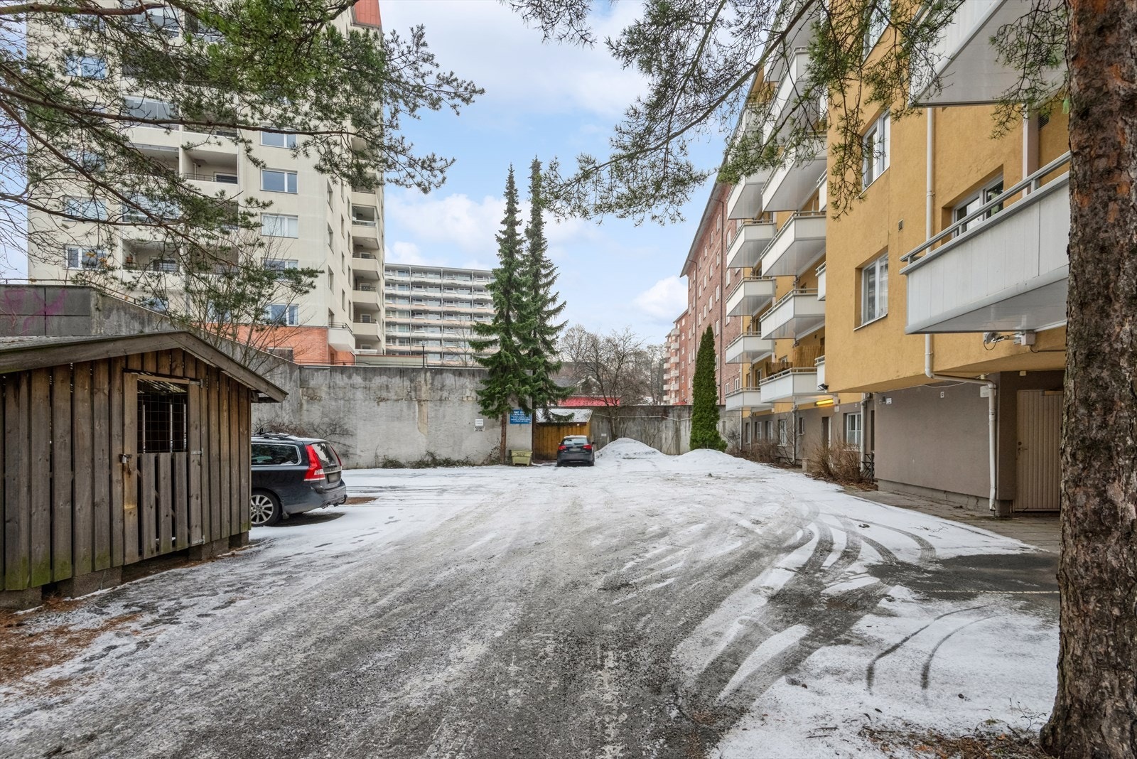 Det finnes parkeringsplasser som fordeles etter ventelisteprinsippet. Eier opplyser om at leie av parkeringsplass i bakgården ligger på 600 kr i måneden. Galleribilde