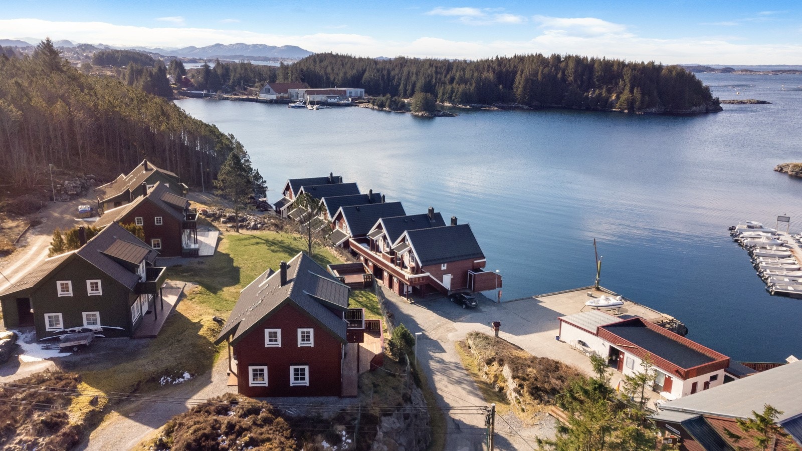 Våkne til lyden av sjøfugl, slå vinduer og dører opp og fyll lungene med frisk og sval sjøluft og kjenn på frihetsfølelsen. Galleribilde