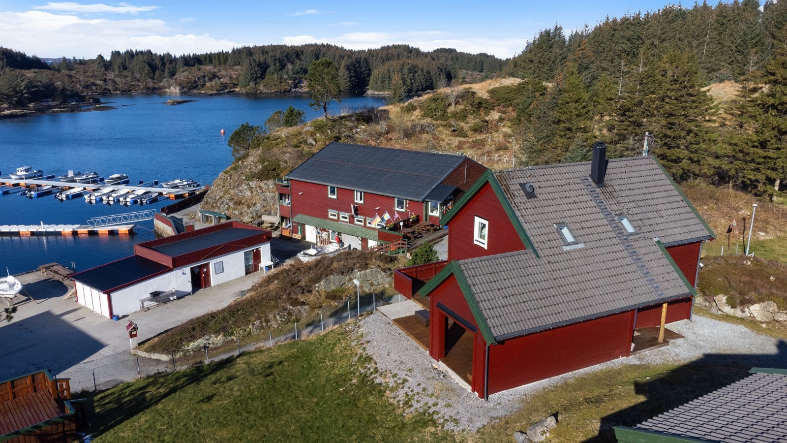Et storslagent kystmiljø med store områder med urørt kystlandskap og som venter på å bli utforsket. Galleribilde