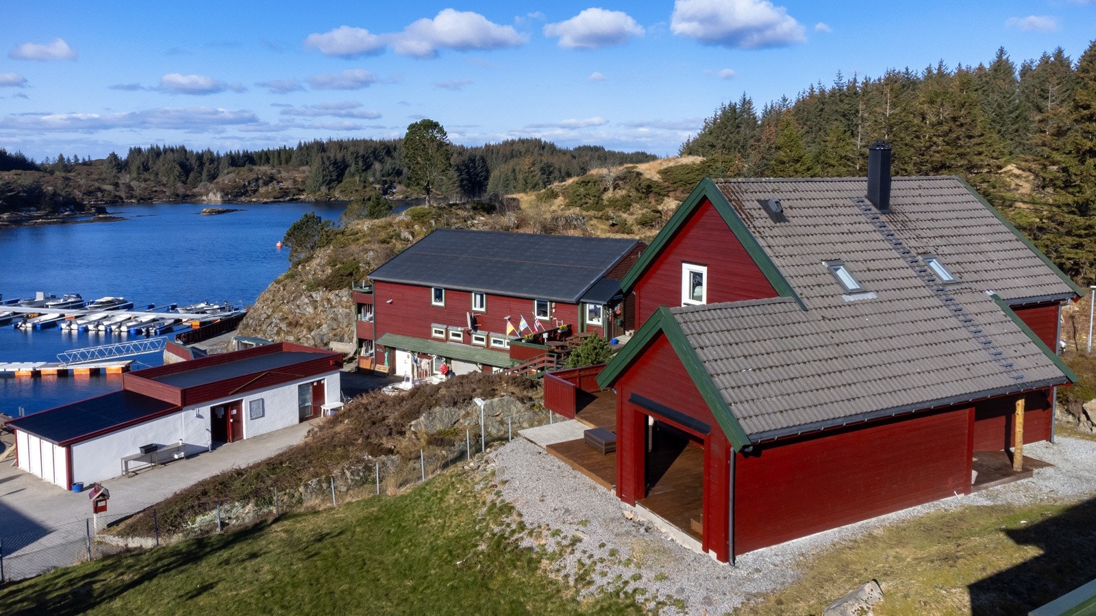 Uteområdet med frittstående terrasse i grense mot nabo Galleribilde