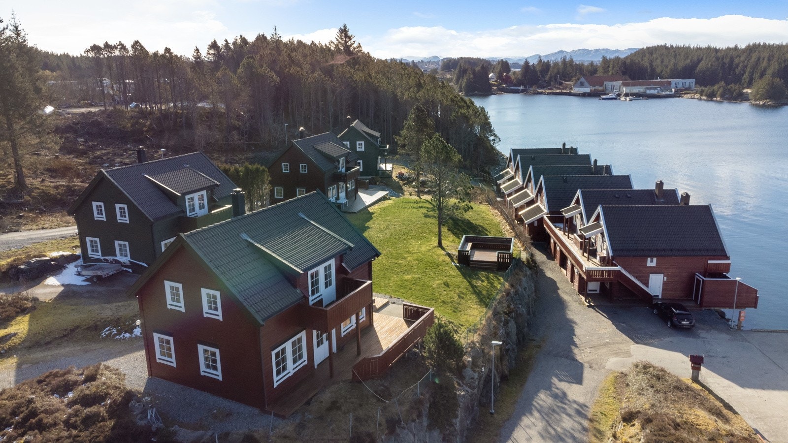 Kom og opplev den varme sommerdagen med stille sjø og fjord som ligger speilblank og blå, glitrende i solen mellom holmer og skjær med et yrende liv av flagrende fugl og hoppende fisk. Galleribilde