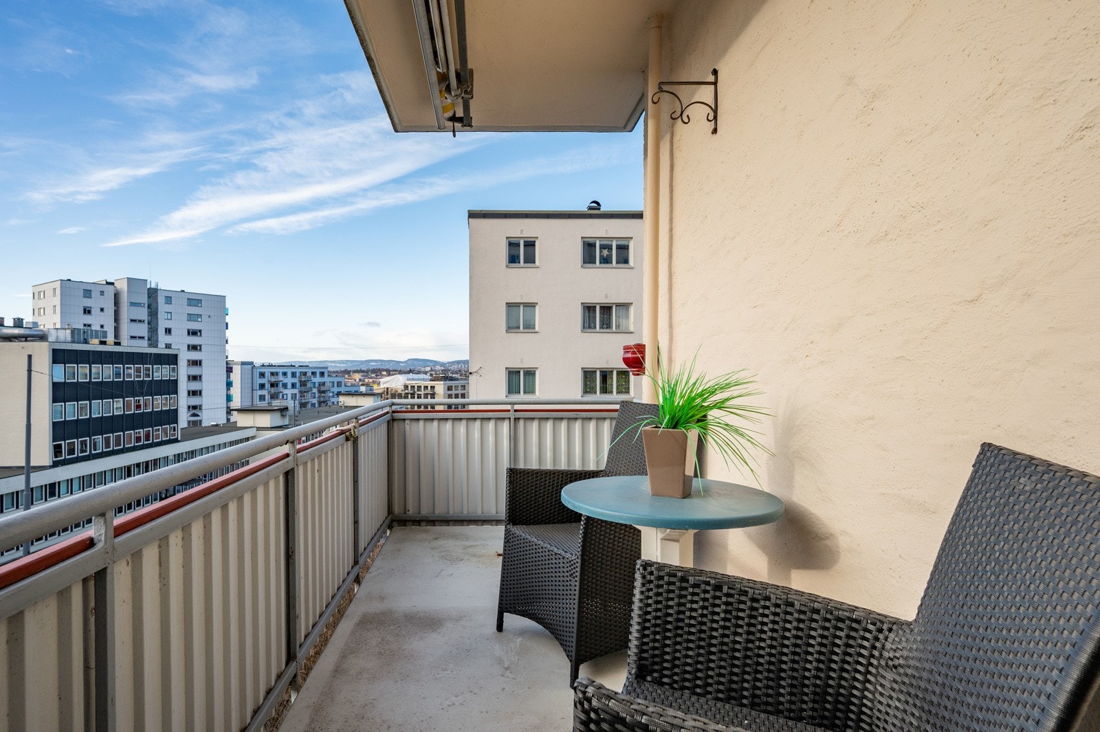 Stuen har utgang til syd- og vestvendt balkong på 6,5 kvm. Galleribilde