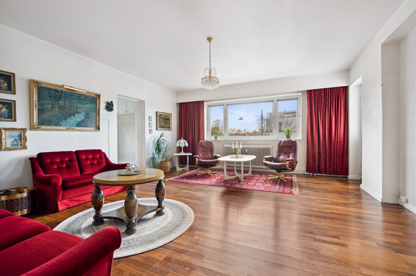 Stuen er romslig og er lett og møblere Galleribilde