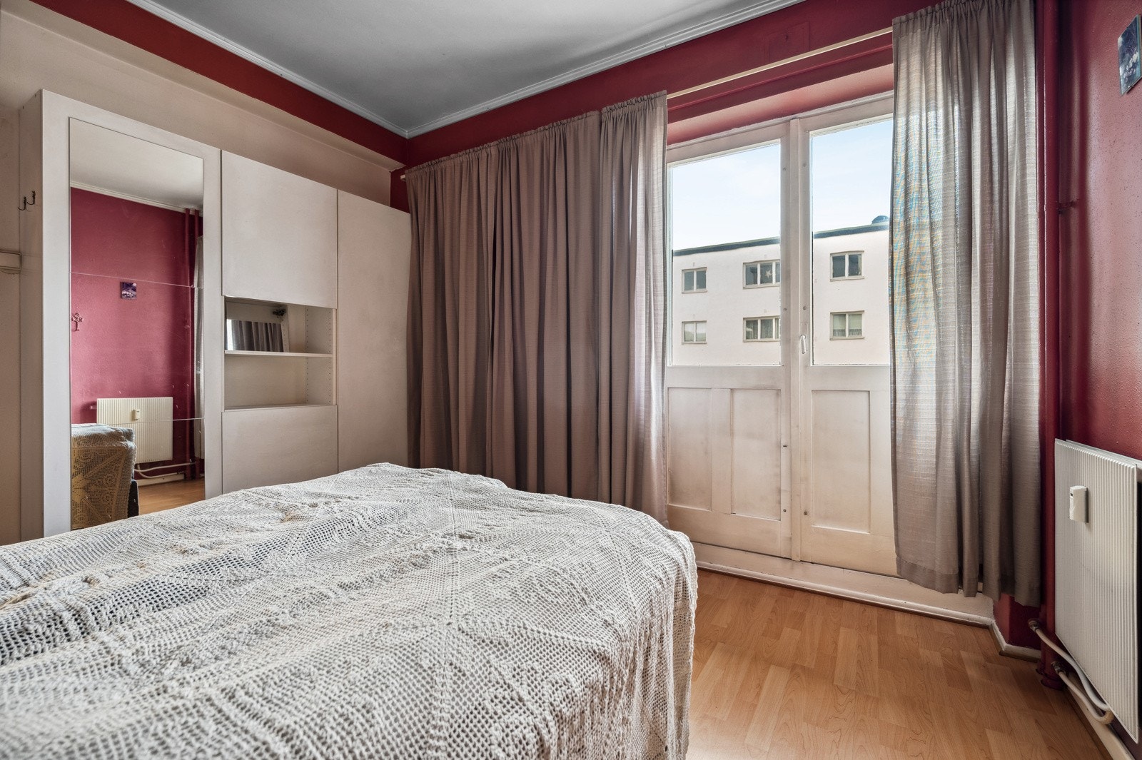 Soverommet har utgang til solrik balkong og har også eget garderoberom Galleribilde