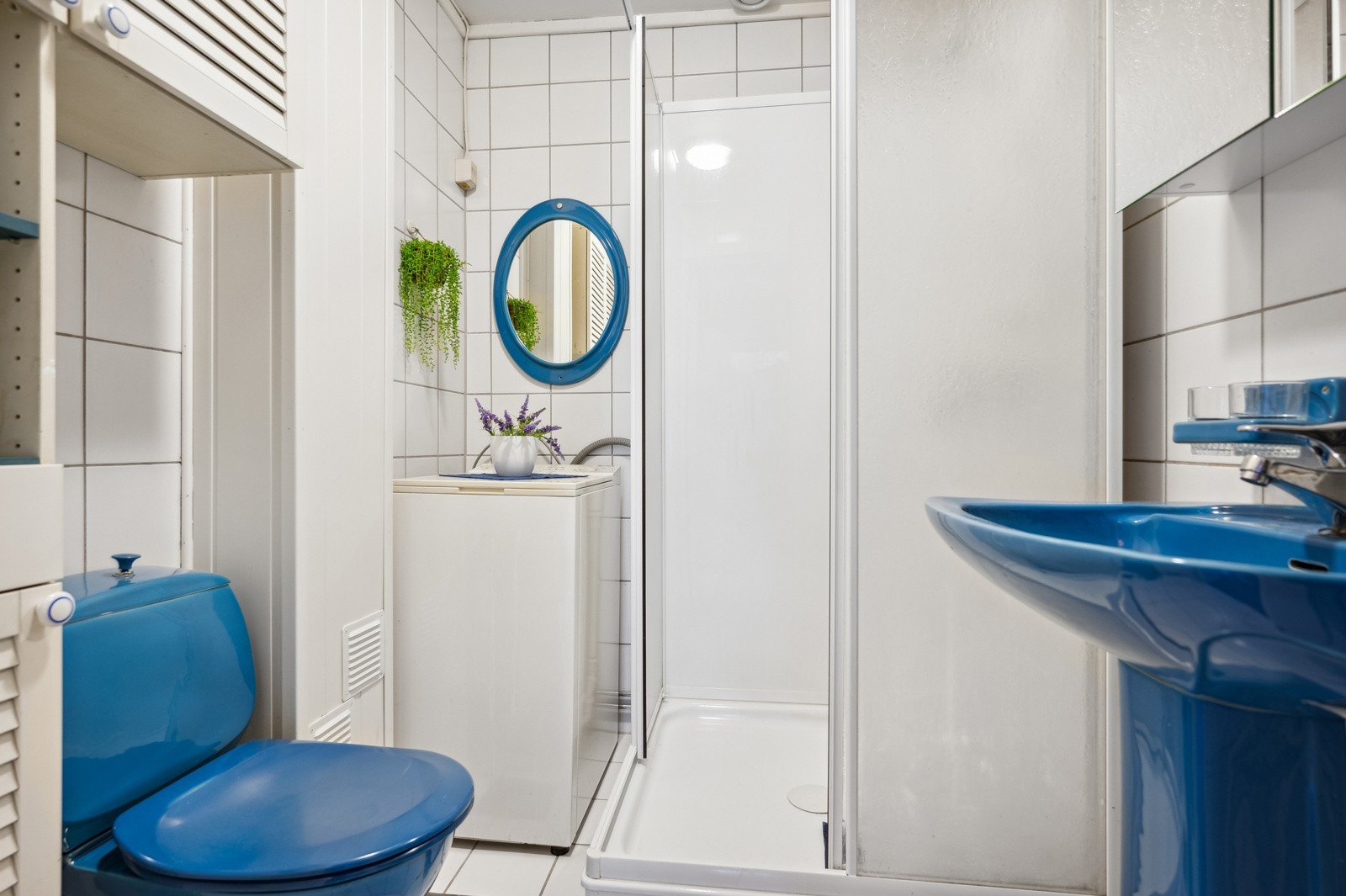 Fra flislagt bad med opplegg for vaskemaskin Galleribilde