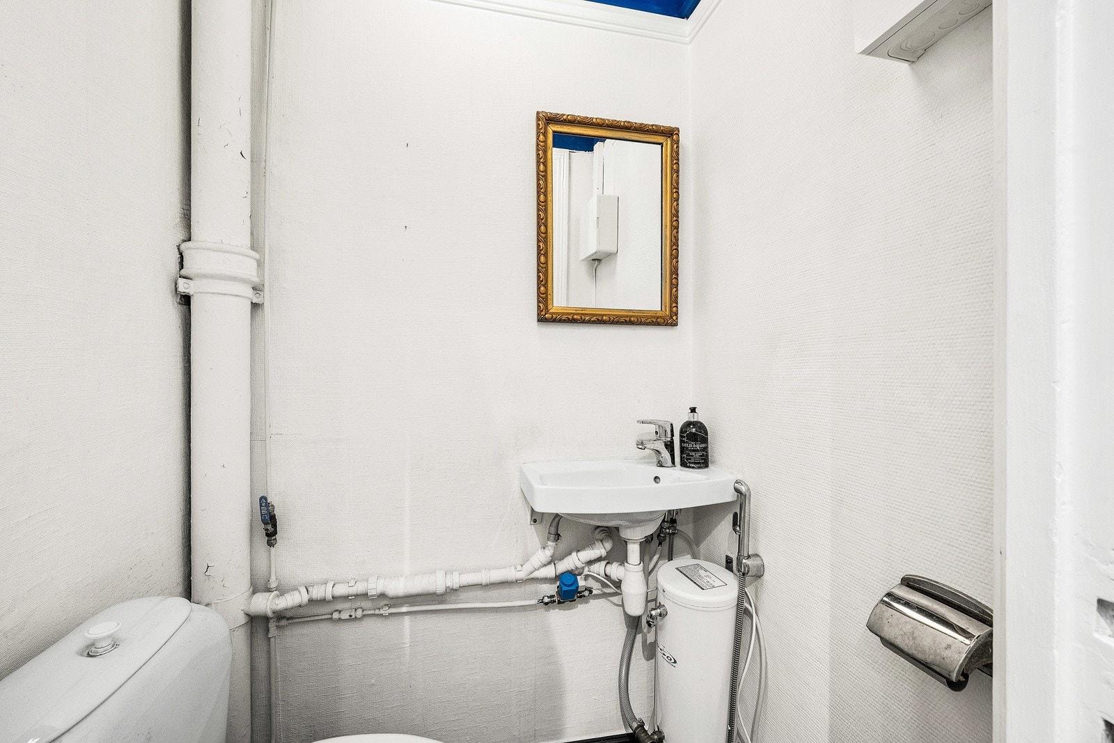 Separat toalettrom med toalett og servant. Galleribilde