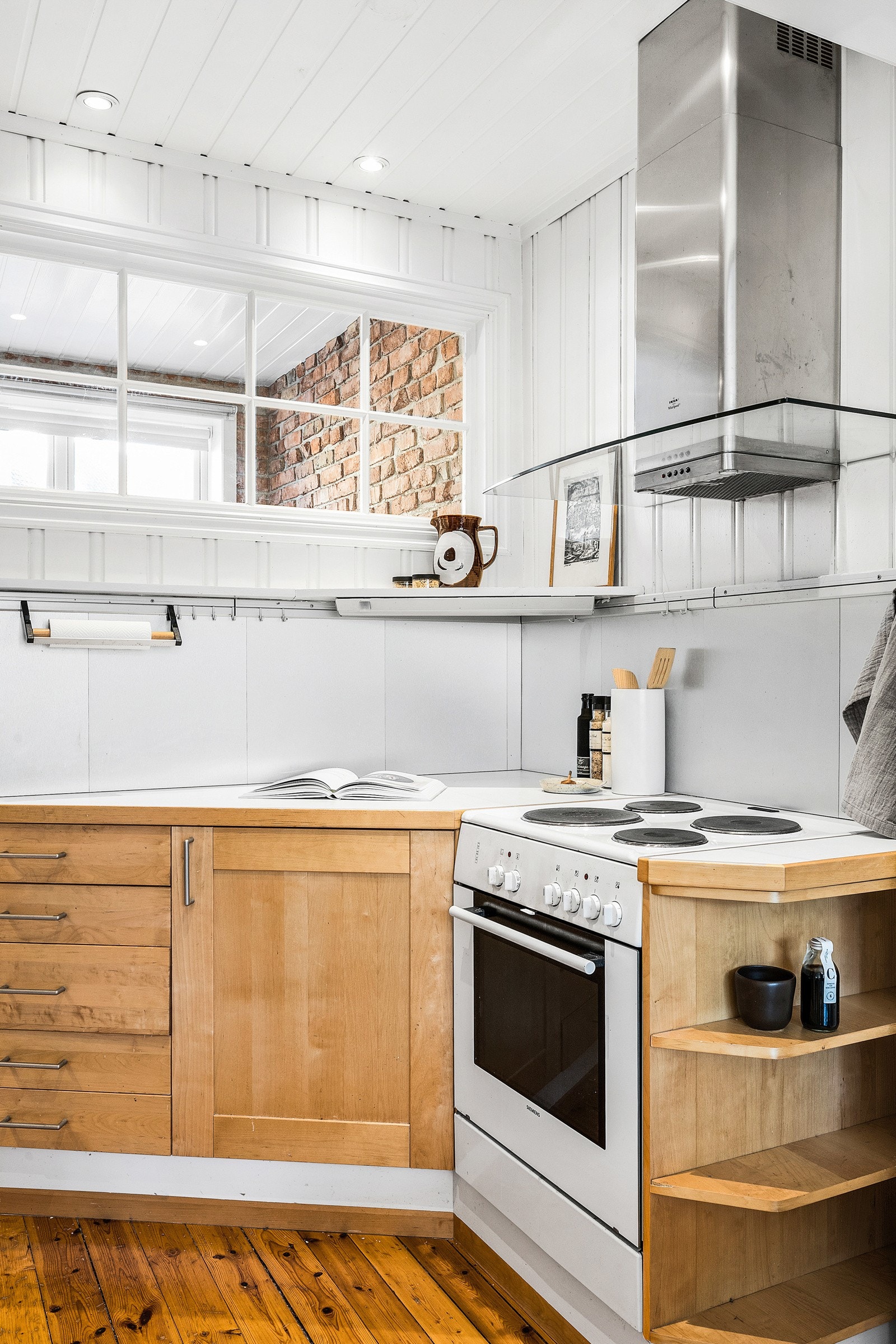 Kjøkkenet ligger i en praktisk tilknytning til spisestuen. Her er det godt med oppbevaringsplass i over- og underskap, samt gode arbeidsflater på benkeplaten. Galleribilde