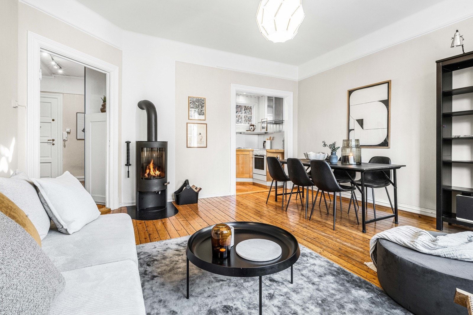 Stuen har peis som skaper en hyggelig stemning på kalde kvelder. Galleribilde