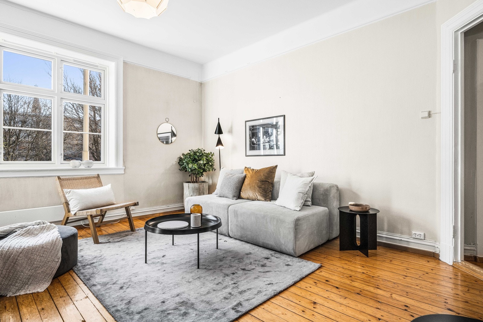 Lys og hyggelig stue med god plass til sofagruppe. Galleribilde