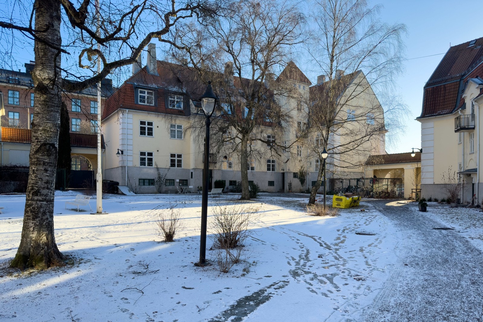 Leiligheten ligger i Lindern Hageby, et familievennlig, usjenert og sentralt boligområde på St. Hanshaugen i Oslo med særpreget bebyggelse i engelsk nybarokk stil. Galleribilde