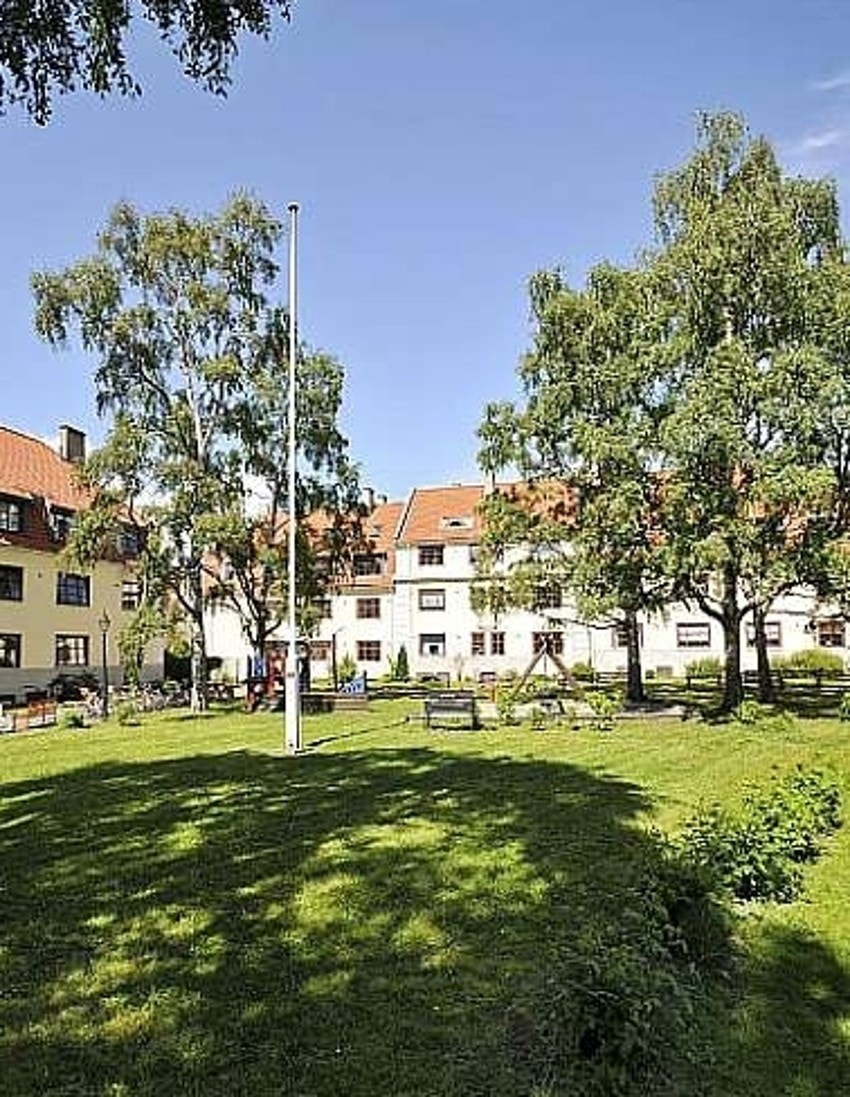 Bakgård om sommeren Galleribilde