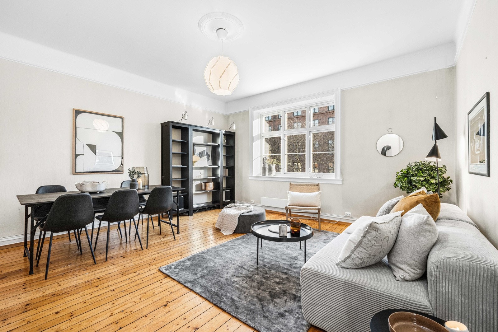 Store vinduer i stuen slipper inn mye naturlig lys. Galleribilde