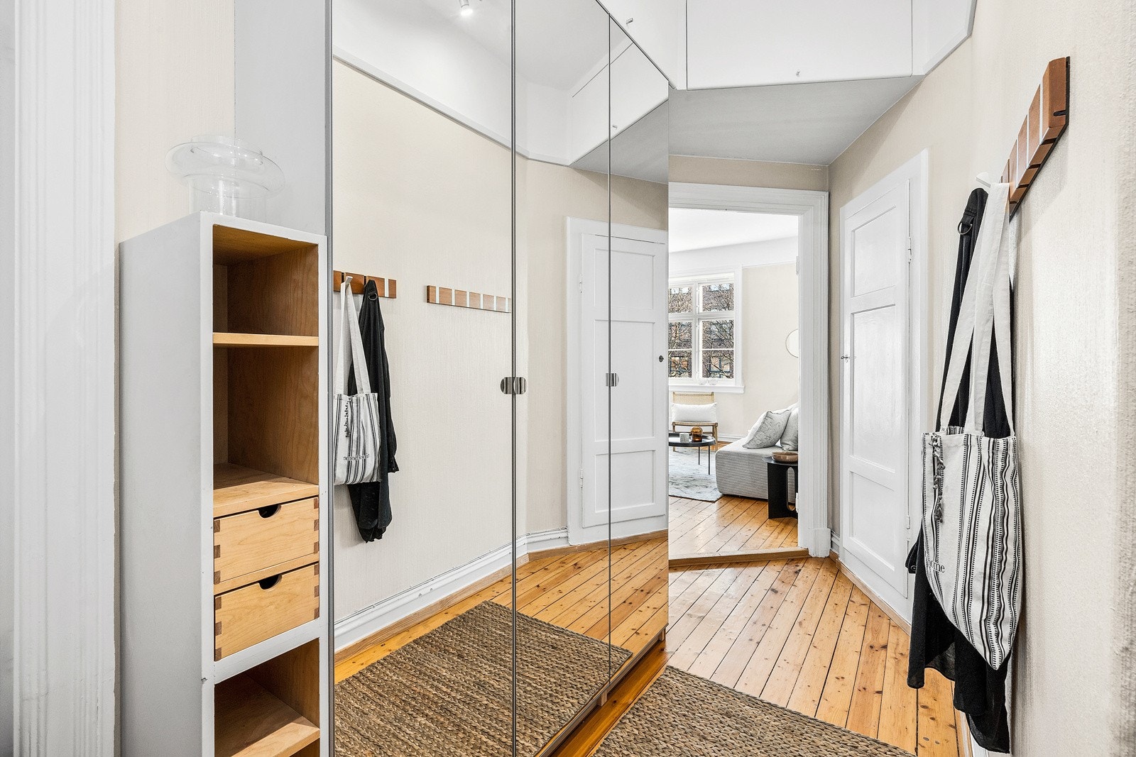 Gang med skyvedørsgarderobe som gir god plass til oppbevaring. Galleribilde