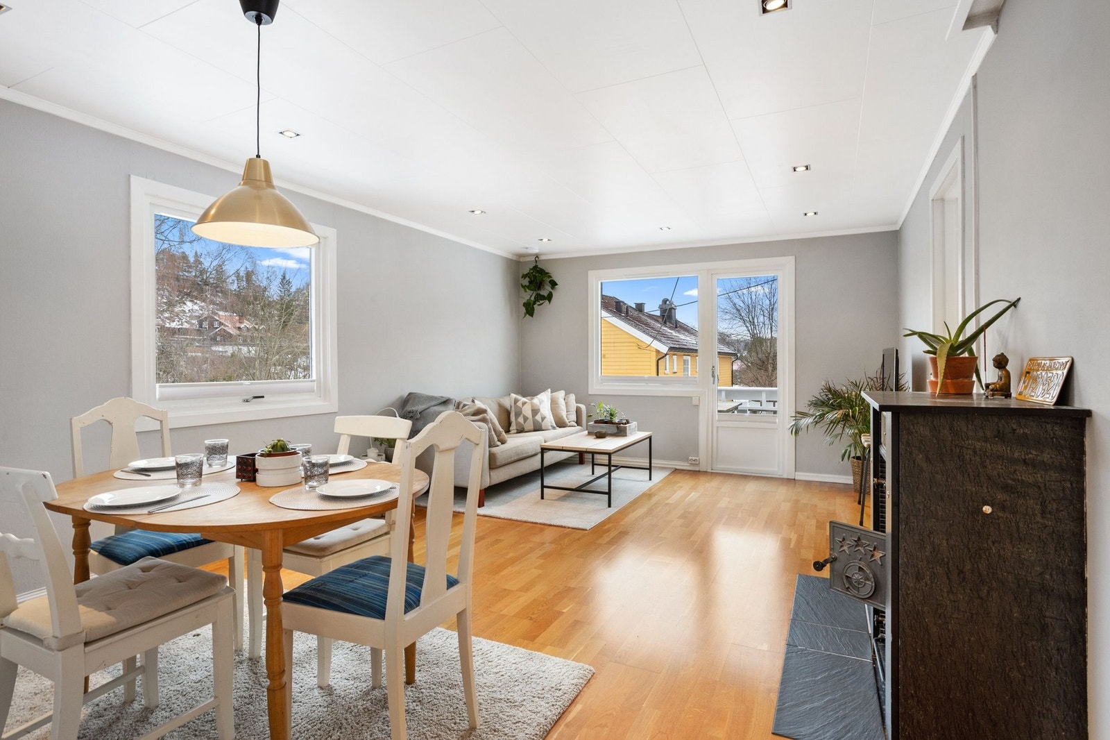 Stor stue med gode vindusflater og utgangsdør til terrasse. Galleribilde