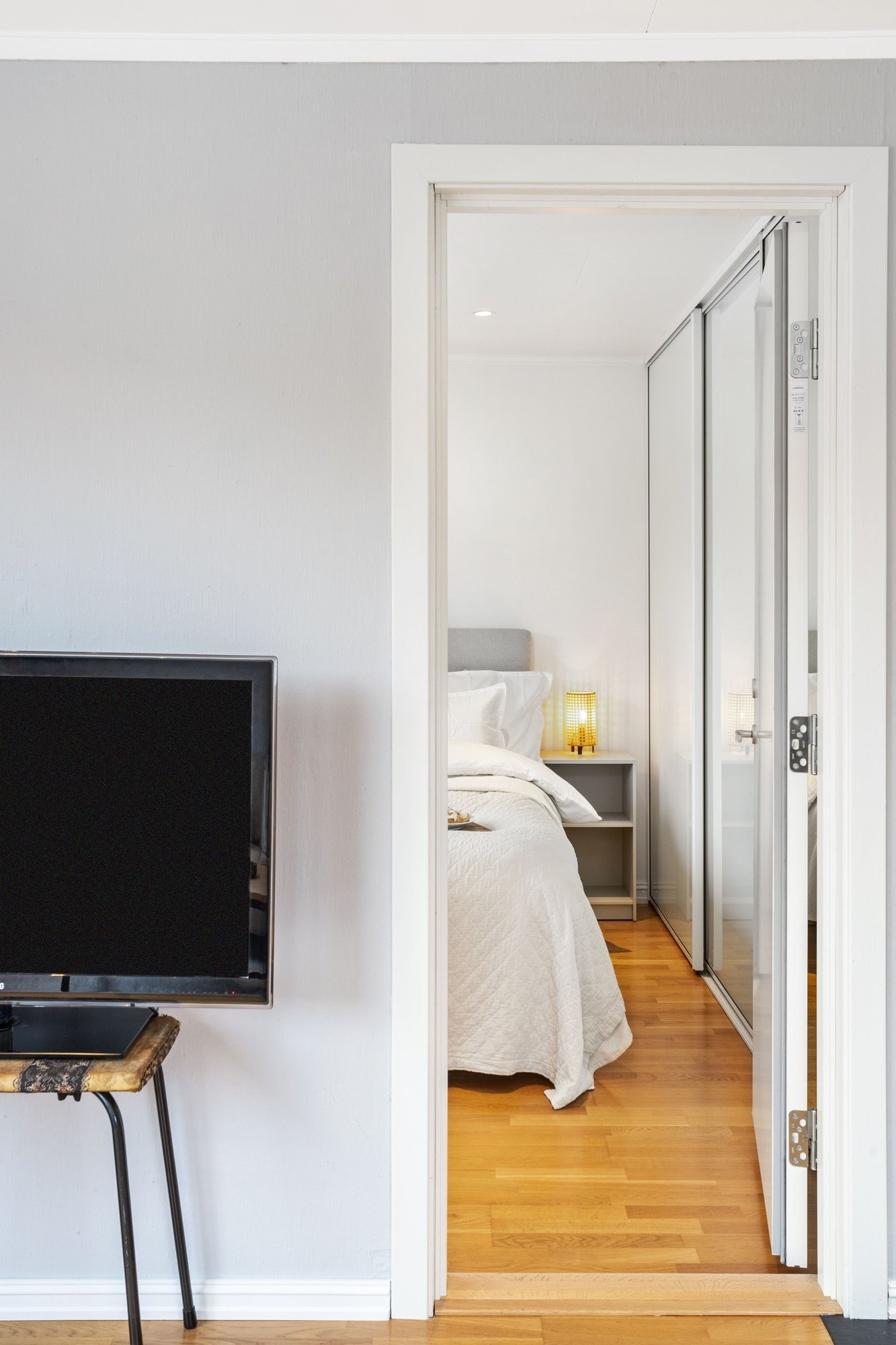 Detaljbilde fra stue inn til soverom. Galleribilde