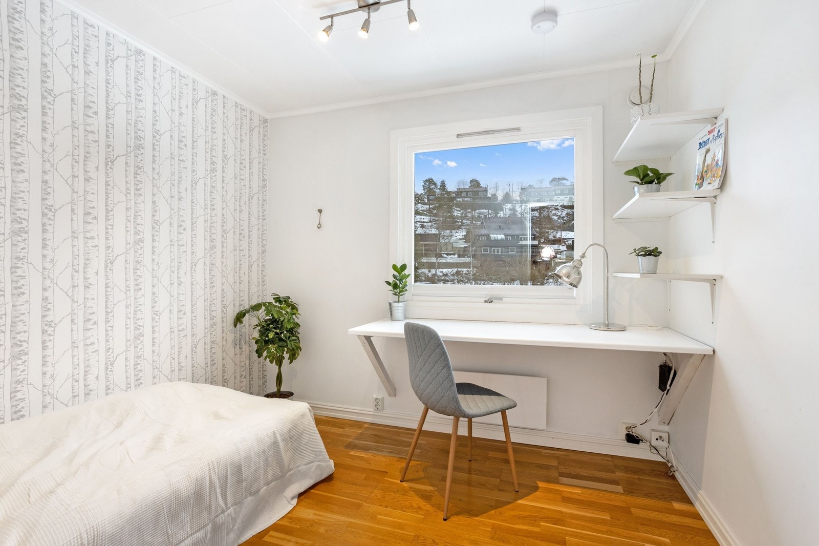 Soverom med vegghengt skrivebord og hyller. Galleribilde