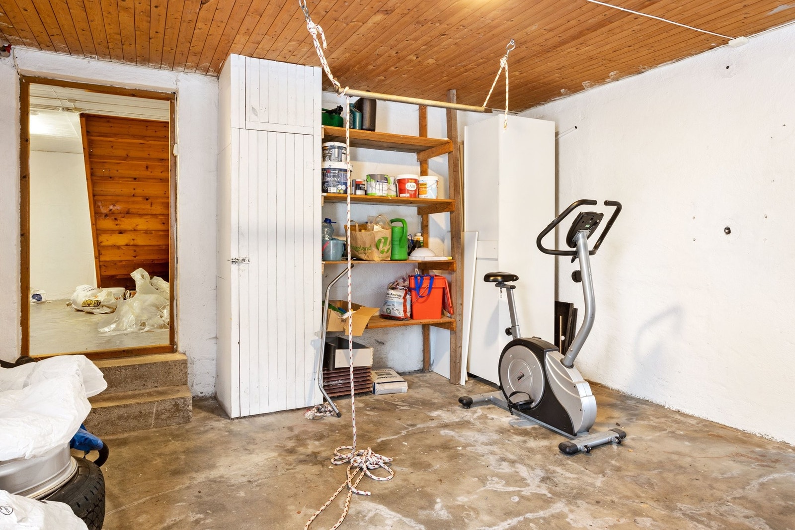 Et av mange felles-rom kjeller, brukt i dag til trening og lagring. Galleribilde