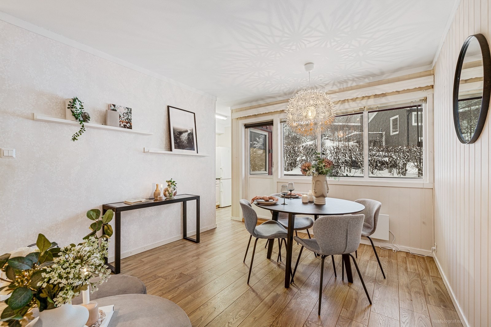 Mot spisestue og kjøkken Galleribilde