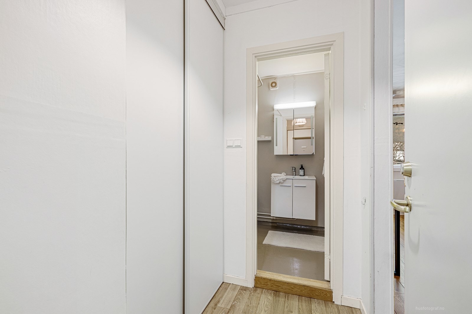 God plass til klesoppbevaring Galleribilde