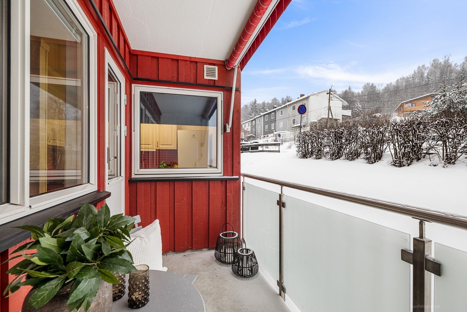 Romslig og koselig balkong med plass til sittegruppe Galleribilde