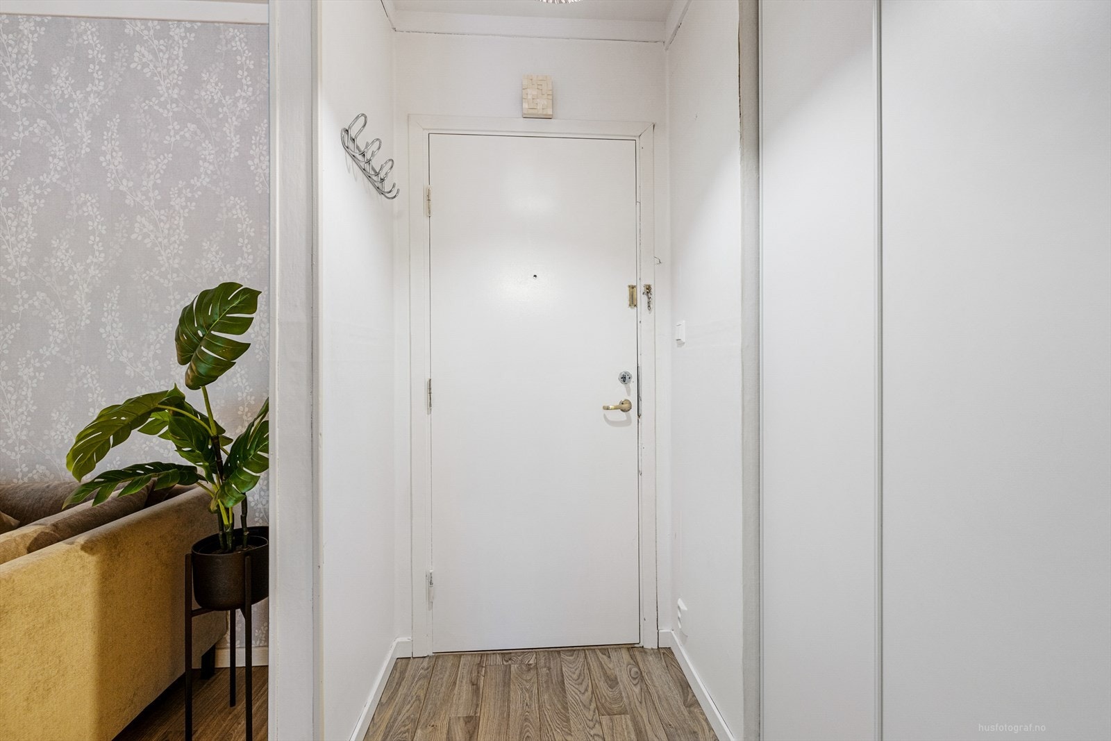 Gang med garderobeskap til høyre Galleribilde