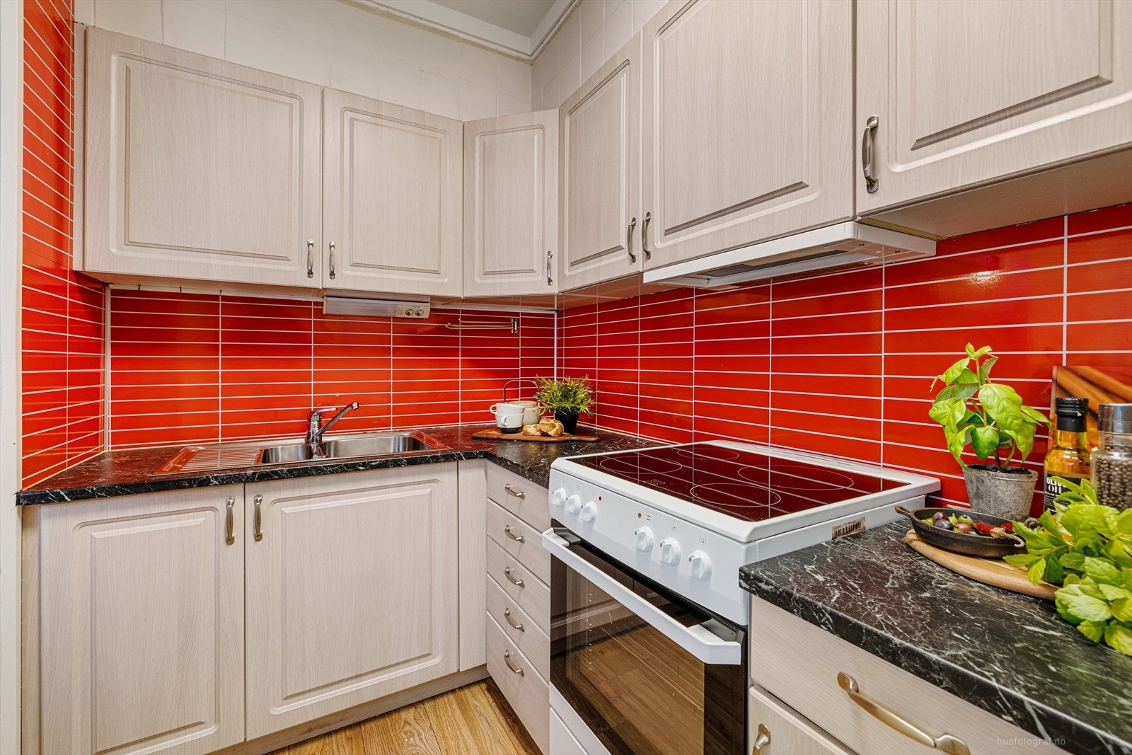 Separat kjøkken med mye skapplass Galleribilde