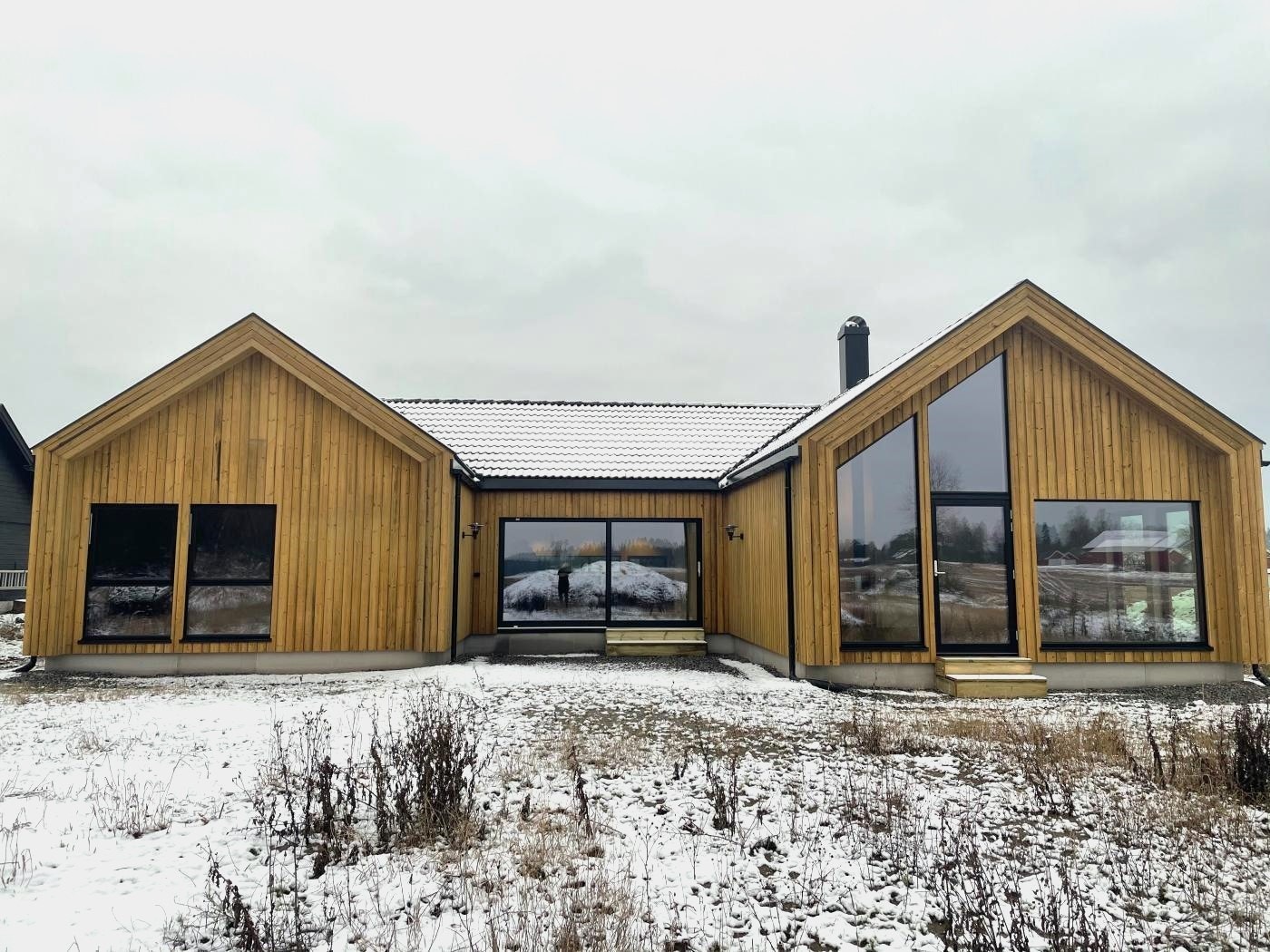 Boligen her et atrium i midten som blir en naturlig forlengelse av kjøkkenet på varme sommerdager. Galleribilde