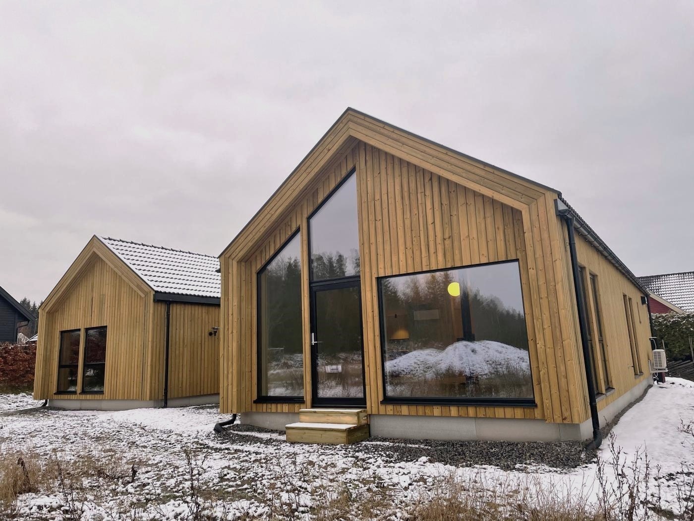 Stuedelen har mønt himling og store vinduer. Galleribilde
