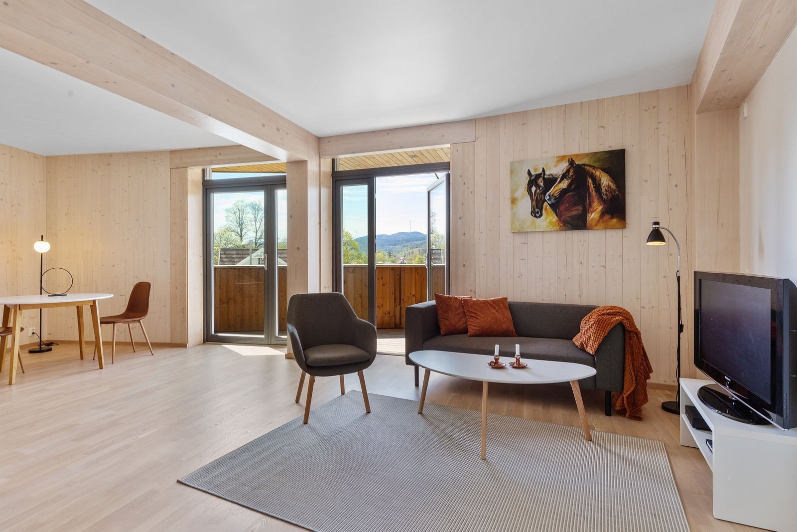 Planløsningen gjør at det er plass til både sofakrok og spisestueinnredning. Galleribilde