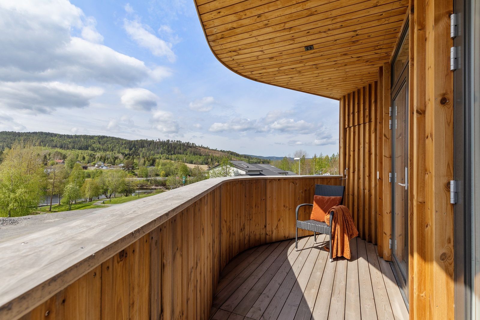 Romslig sørvendt balkong. Galleribilde