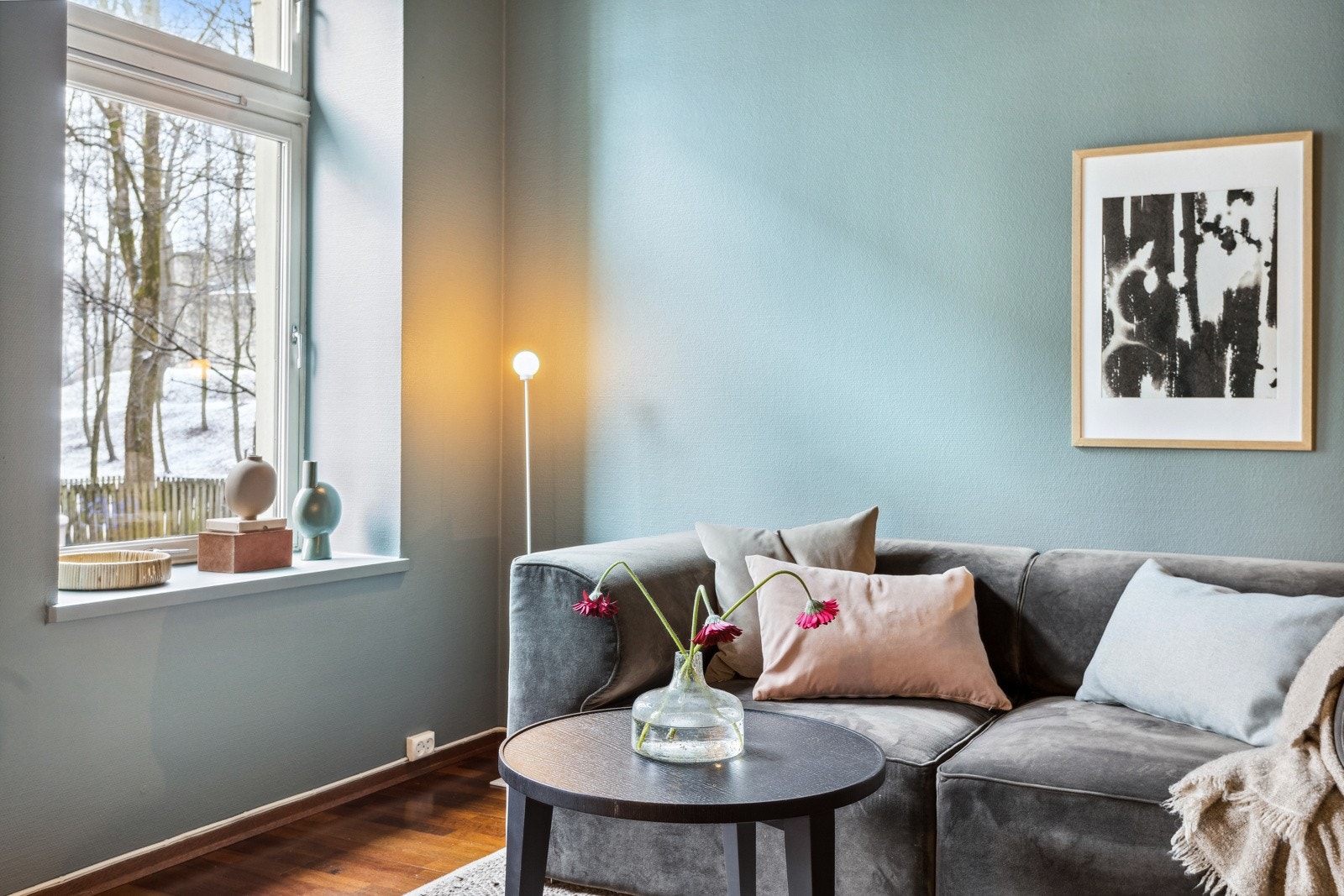 Leiligheten har en generøs takhøyde som sørger for en luftig atmosfære. Galleribilde