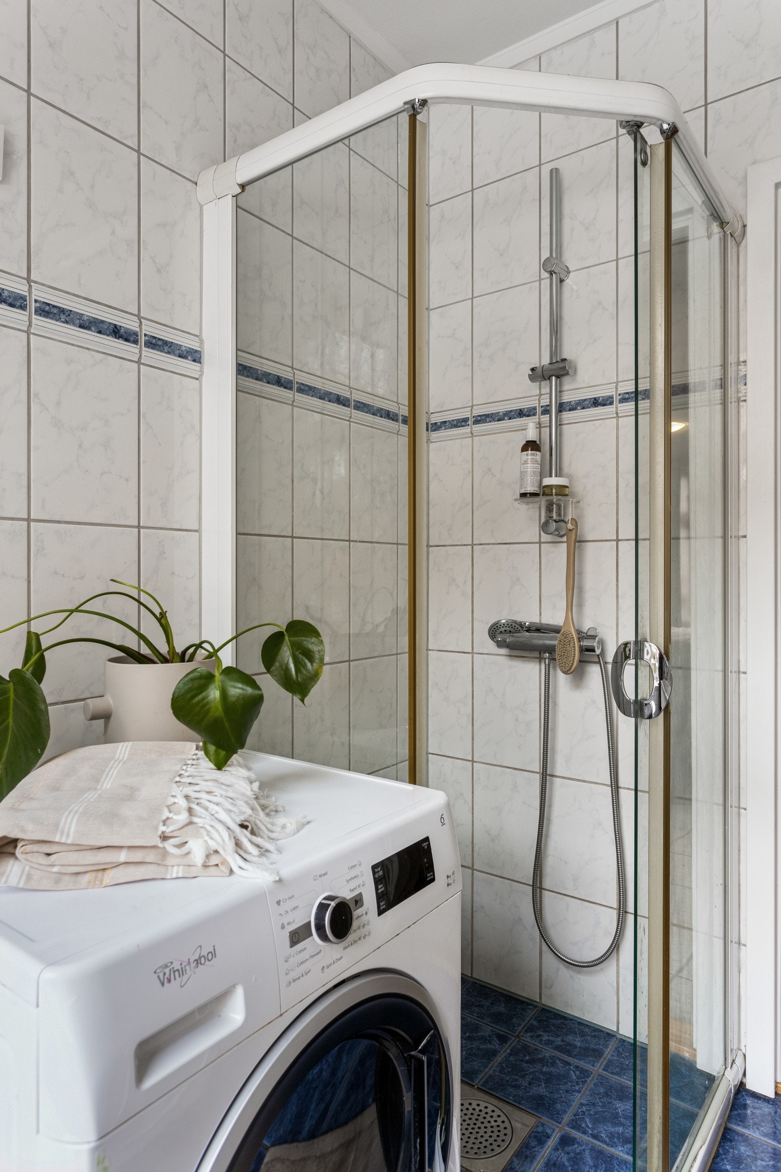 Det er opplegg for vaskemaskin, så her har du alt du trenger på badet. Galleribilde