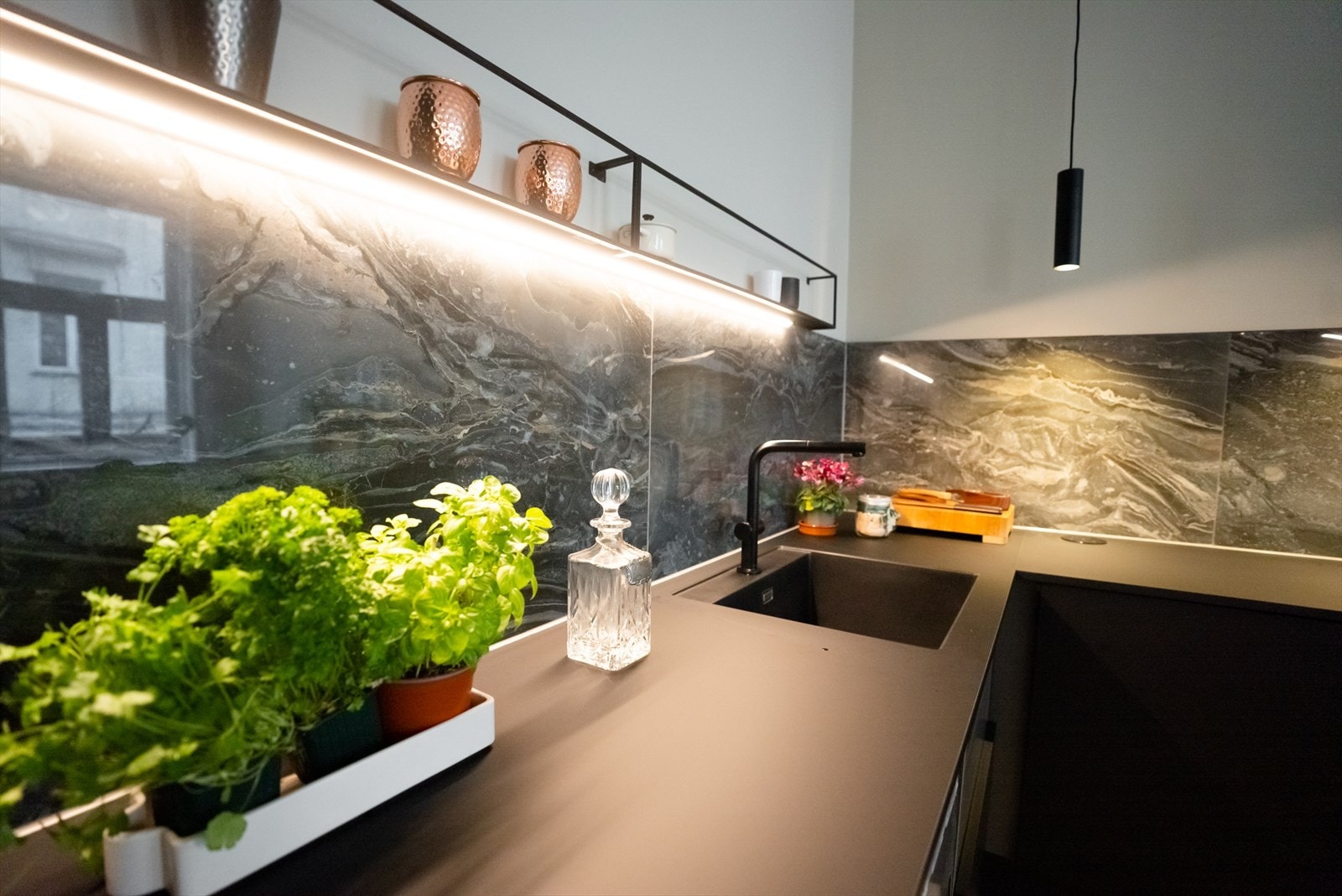 Lekker kjøkkeninnredning fra Epoq (2022). Integrert stekeovn, oppvaskmaskin og kjøl/frys. Benkeplate fra Kvik. Galleribilde