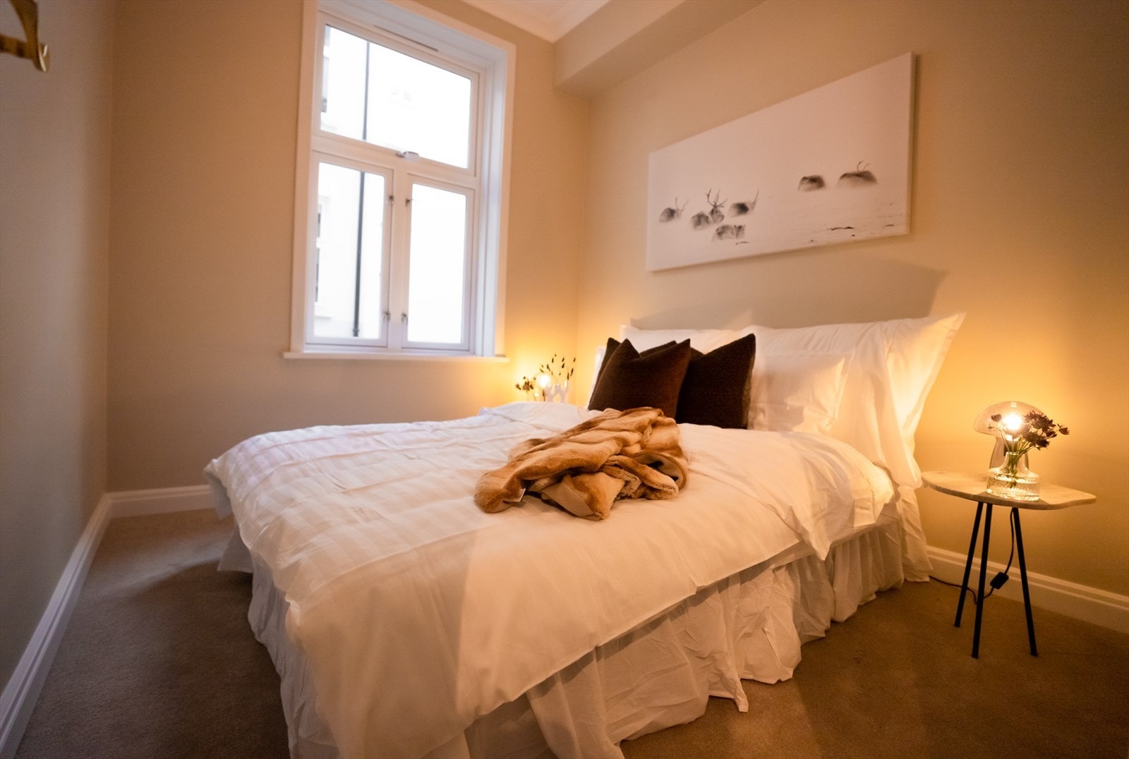 Soverom 2 er også i god størrelse, med plass til dobbeltseng og nattbord. Også her er det plass til garderobeløsning. Galleribilde