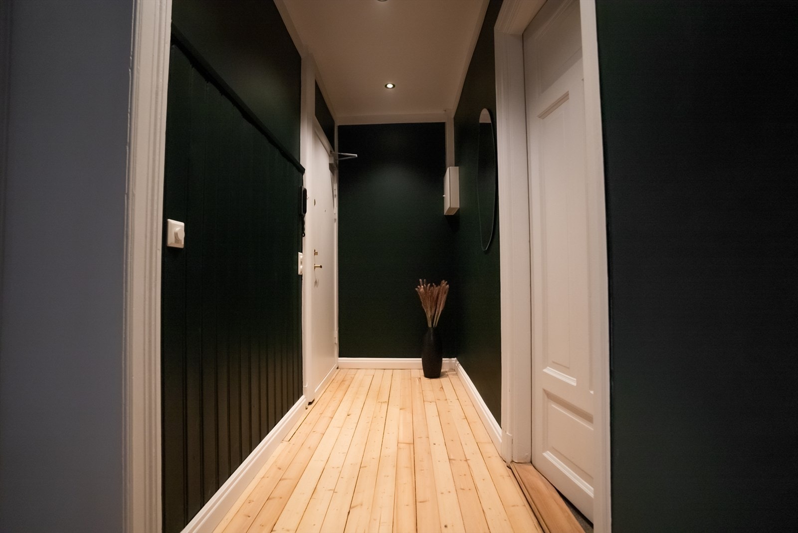 Innbydende inngangsparti med spotter i himling. Velkommen inn! Galleribilde