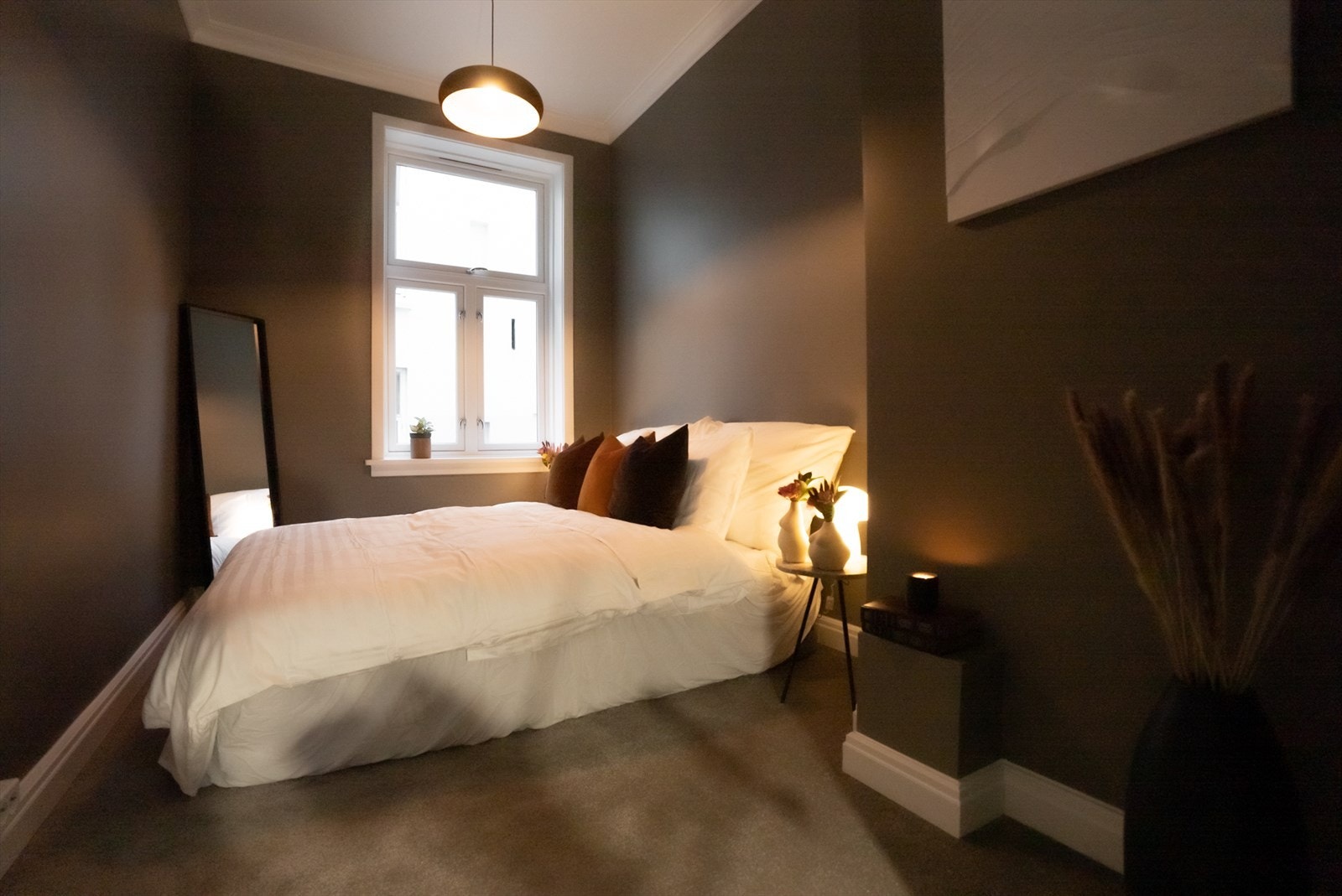 Hovedsoverom i god størrelse med plass til dobbeltseng, nattbord og tilhørende møblement. Vegg-til-vegg tepper på alle soverom. Galleribilde