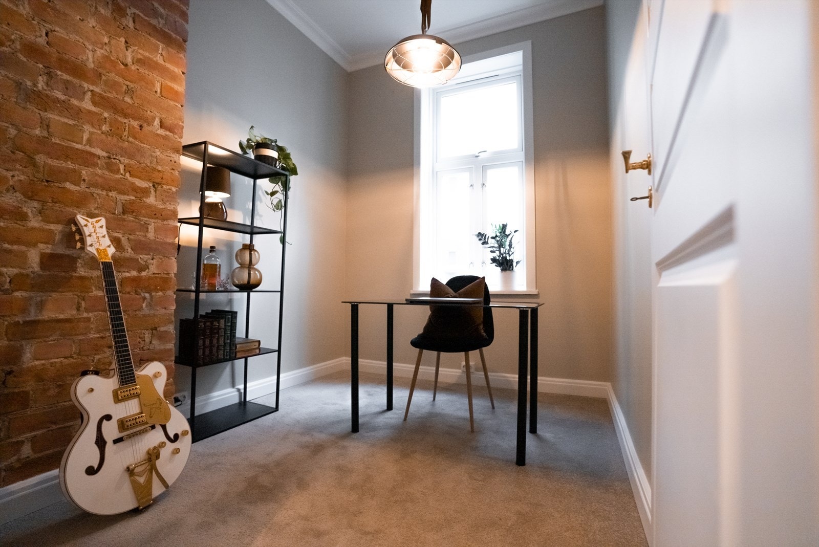 Soverom 3 er i dag innredet som kontor, men kan enkelt benyttes som gjesterom/barnerom e.l. Alle soverommene vender inn mot bakgård. Galleribilde