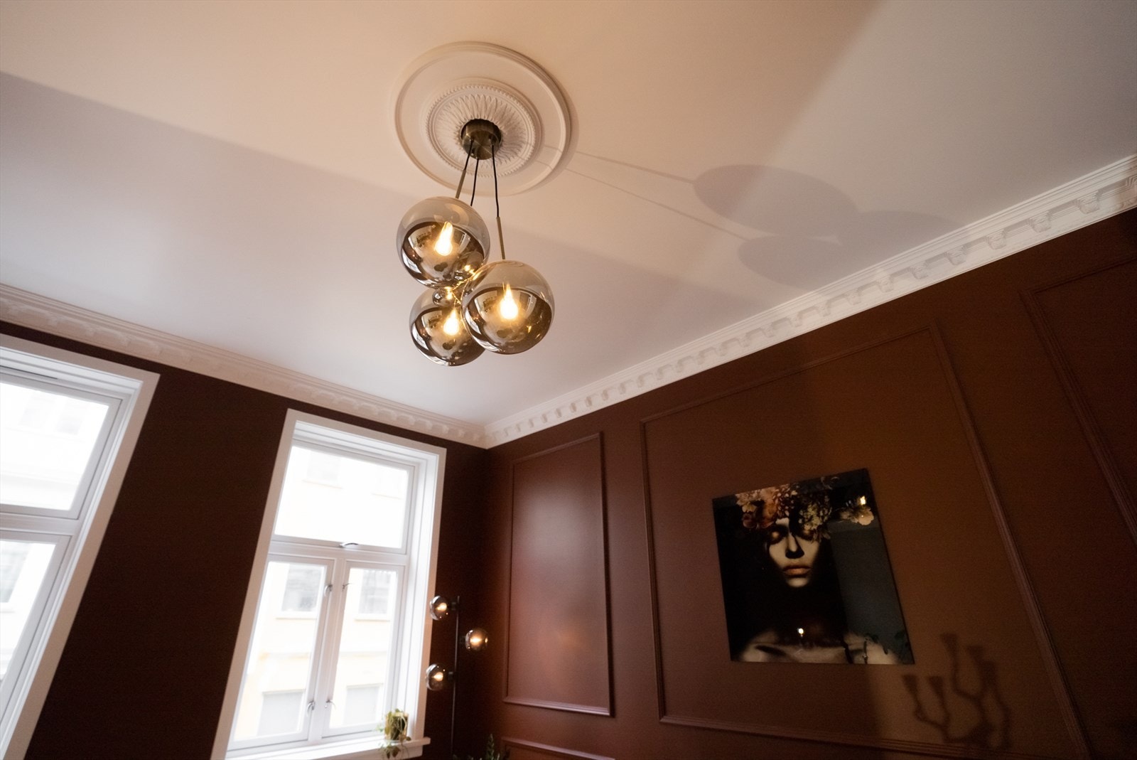 Det er flere detaljer å bite seg merke i - blant annet rosett/stukkatur i himling og brystpanel på vegger. Galleribilde