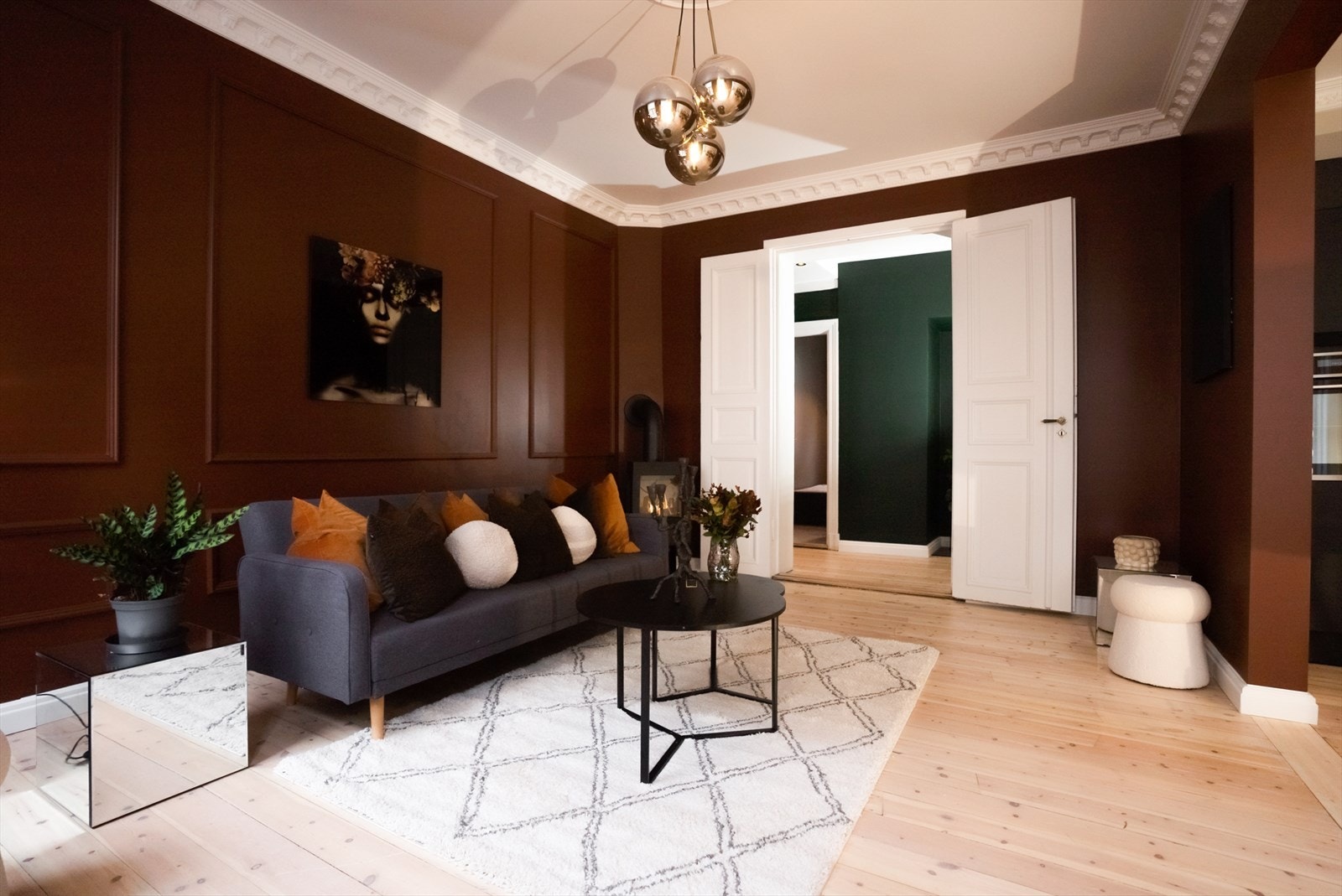 Rikelig med areal gir flere innredningsmuligheter og god plass til flere soner. Originalgulvene er slipt og oljet i 2022. Galleribilde