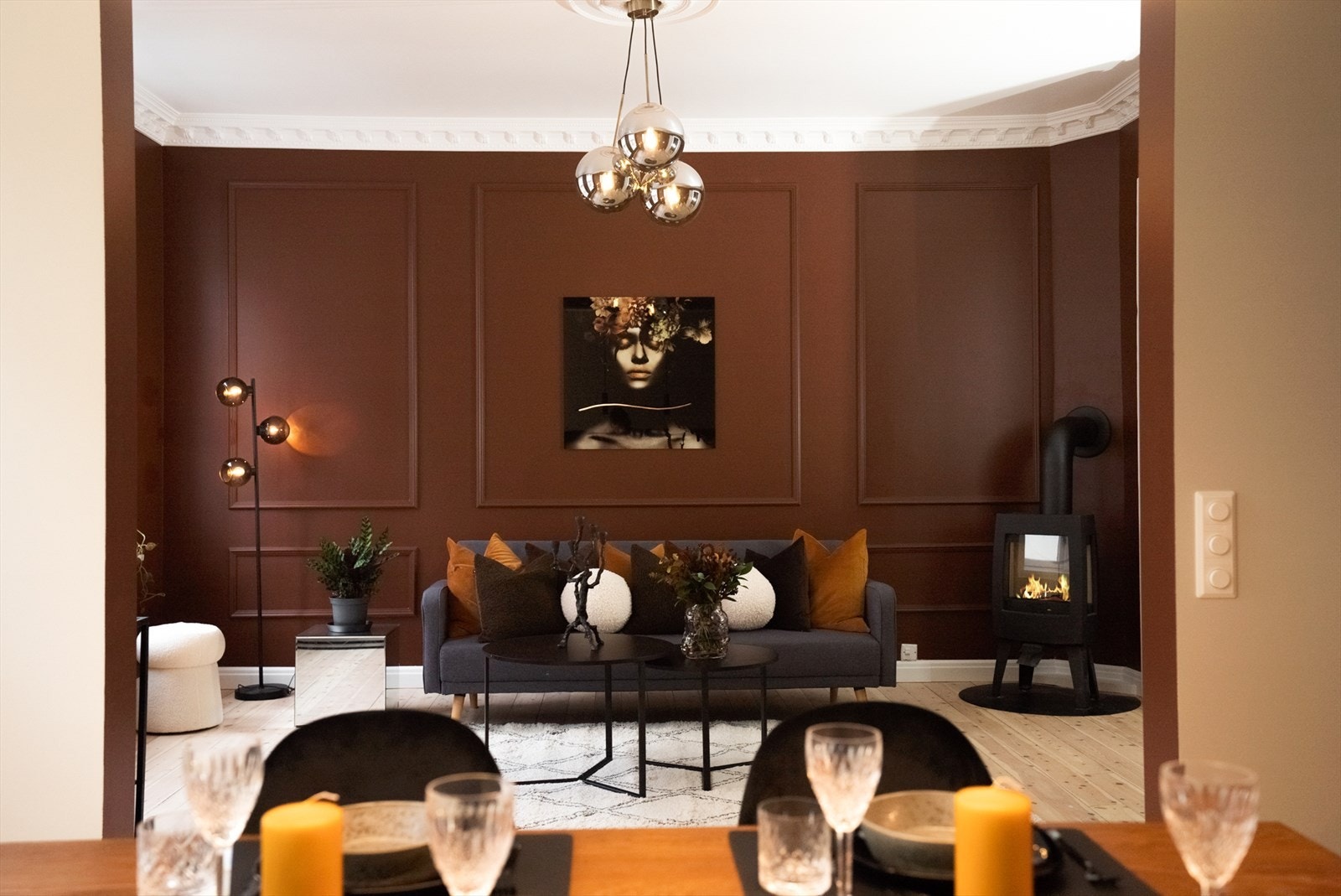 Stuen sett fra kjøkkenet. Lekre detaljer og delikate fargevalg! Galleribilde