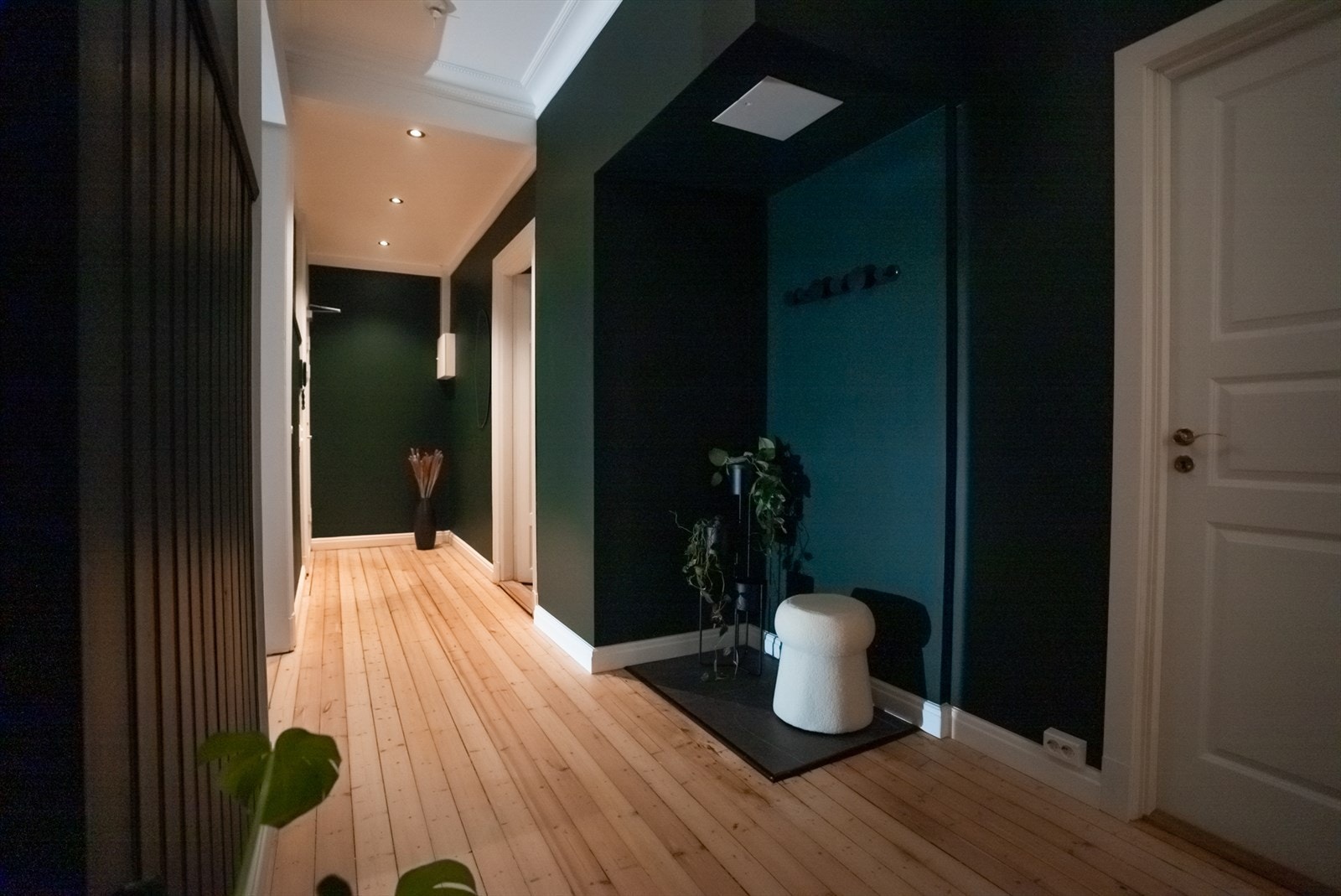 Fra gangen har man adkomst til leilighetens tre soverom, samt baderom. Galleribilde