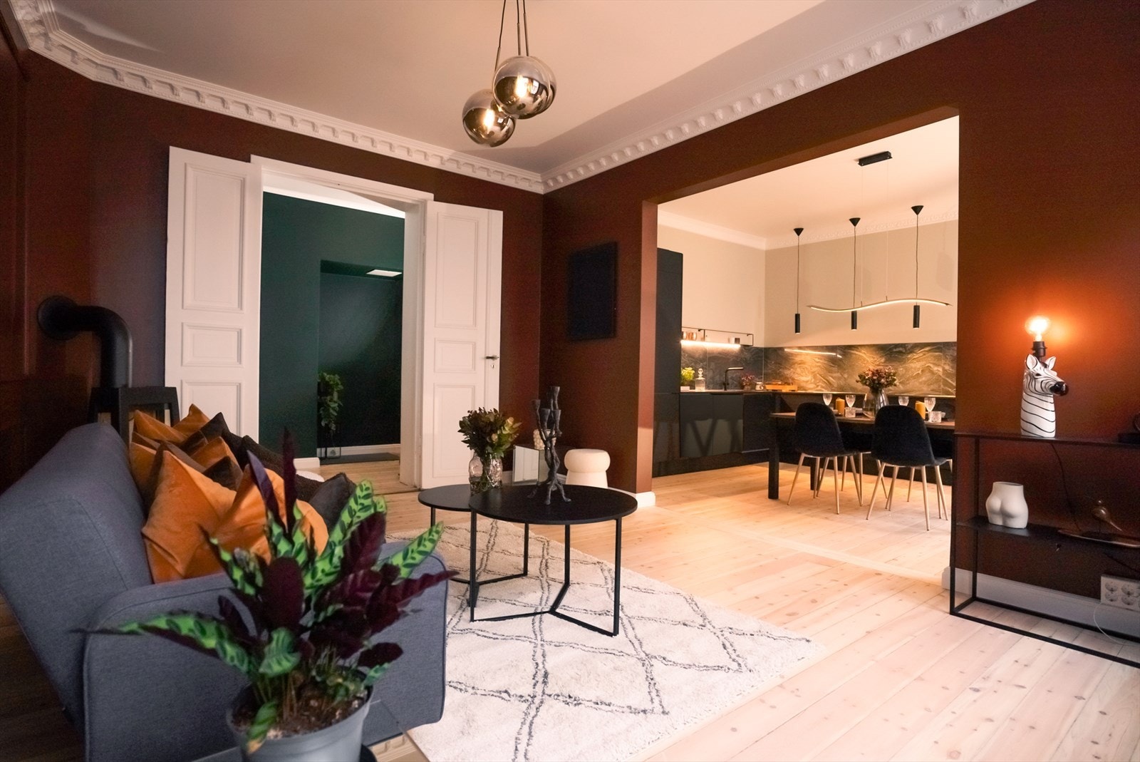 Romslige stuer med 2,9m takhøyde. Balansegangen mellom det moderne og klassiske er svært godt gjennomtenkt. Galleribilde